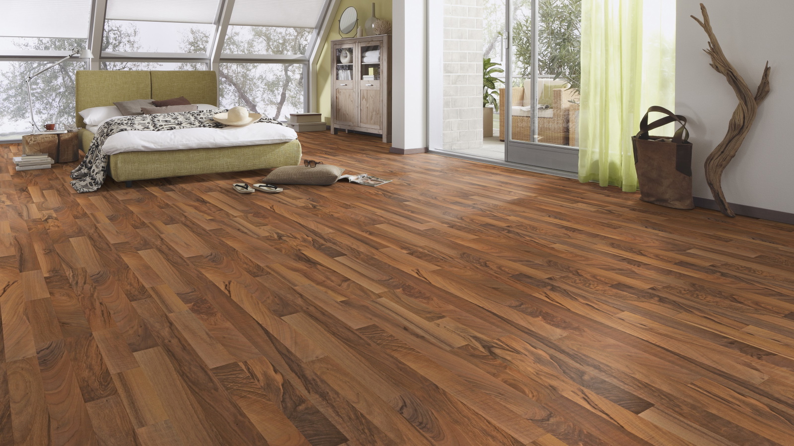 Milieubild Schlafzimmer im modernen Dachgeschoss - MEISTER Laminat LC 55 Nussbaum Milieubild Schlafzimmer im modernen Dachgeschoss - MEISTER 600012-1288198-00211