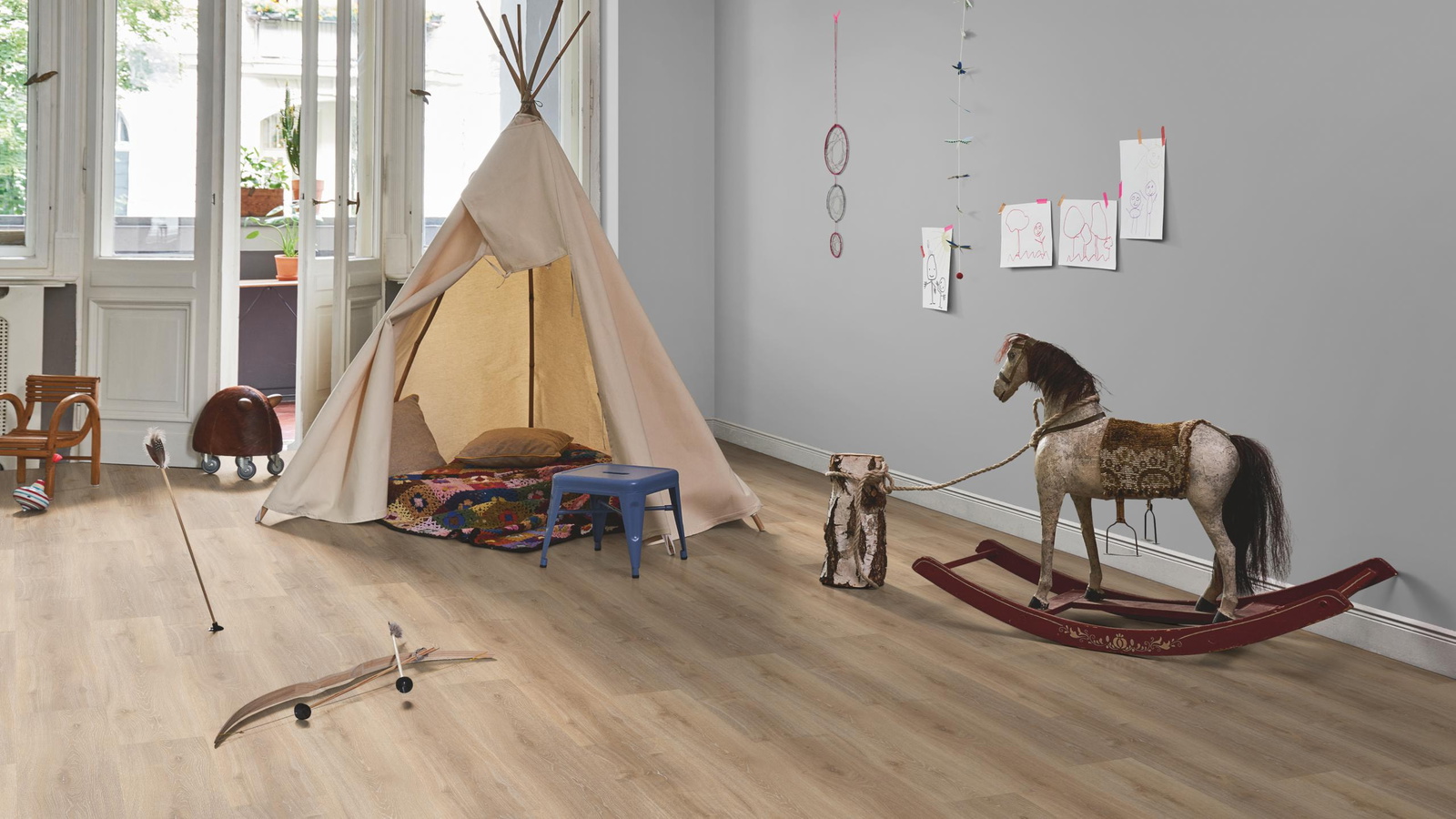 Milieubild Kinderzimmer in Stadtwohnung - Parador Klebe-Vinyl Classic 2025 Eiche Royal hell gekälkt Milieubild Kinderzimmer in Stadtwohnung - Parador 1748870