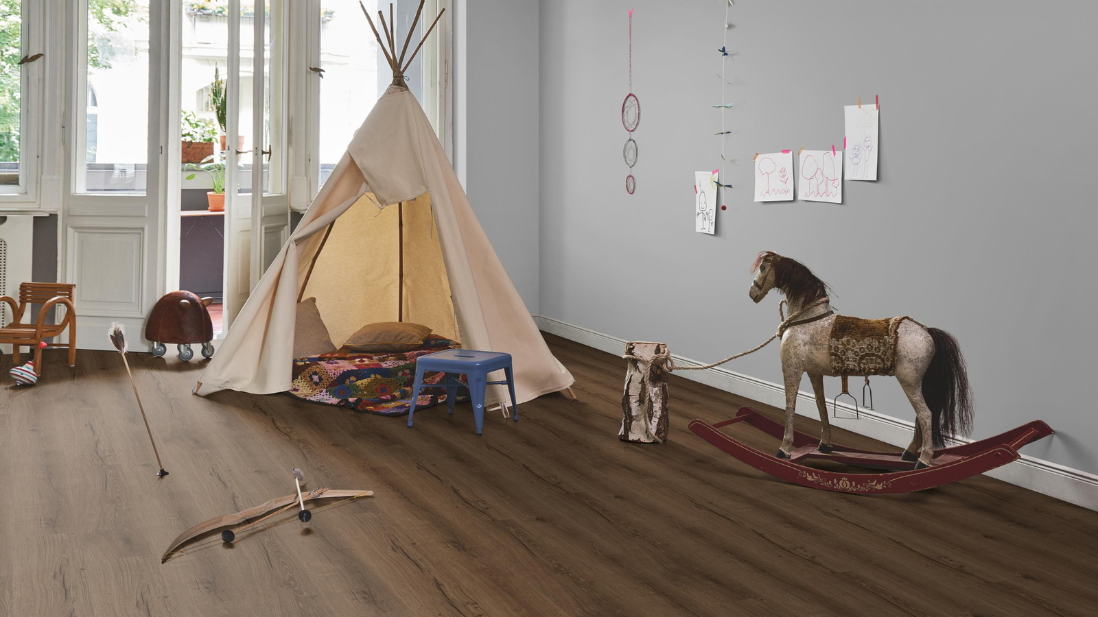 Milieubild Kinderzimmer in Stadtwohnung - Parador Klebe-Vinyl Basic 2.0 Eiche Cambridge geräuchert Milieubild Kinderzimmer in Stadtwohnung - Parador 1748821