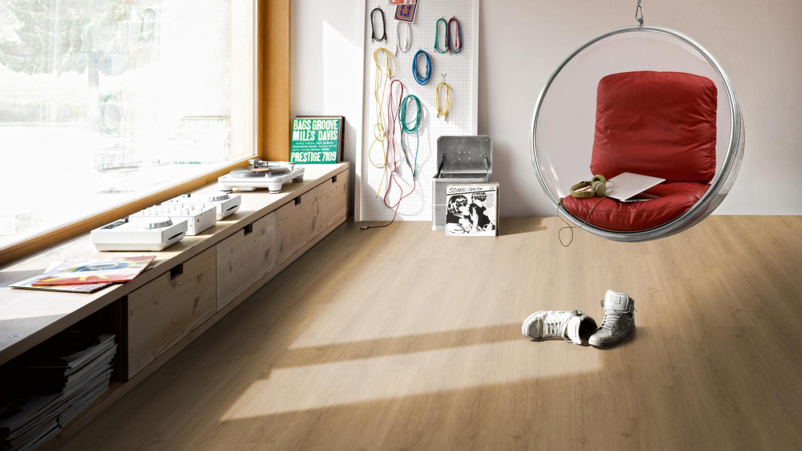 Milieubild Musikzimmer mit Plattenspieler - Parador Klebe-Vinyl Classic 2025 Eiche Regent natur Milieubild Musikzimmer mit Plattenspieler - Parador 1748866