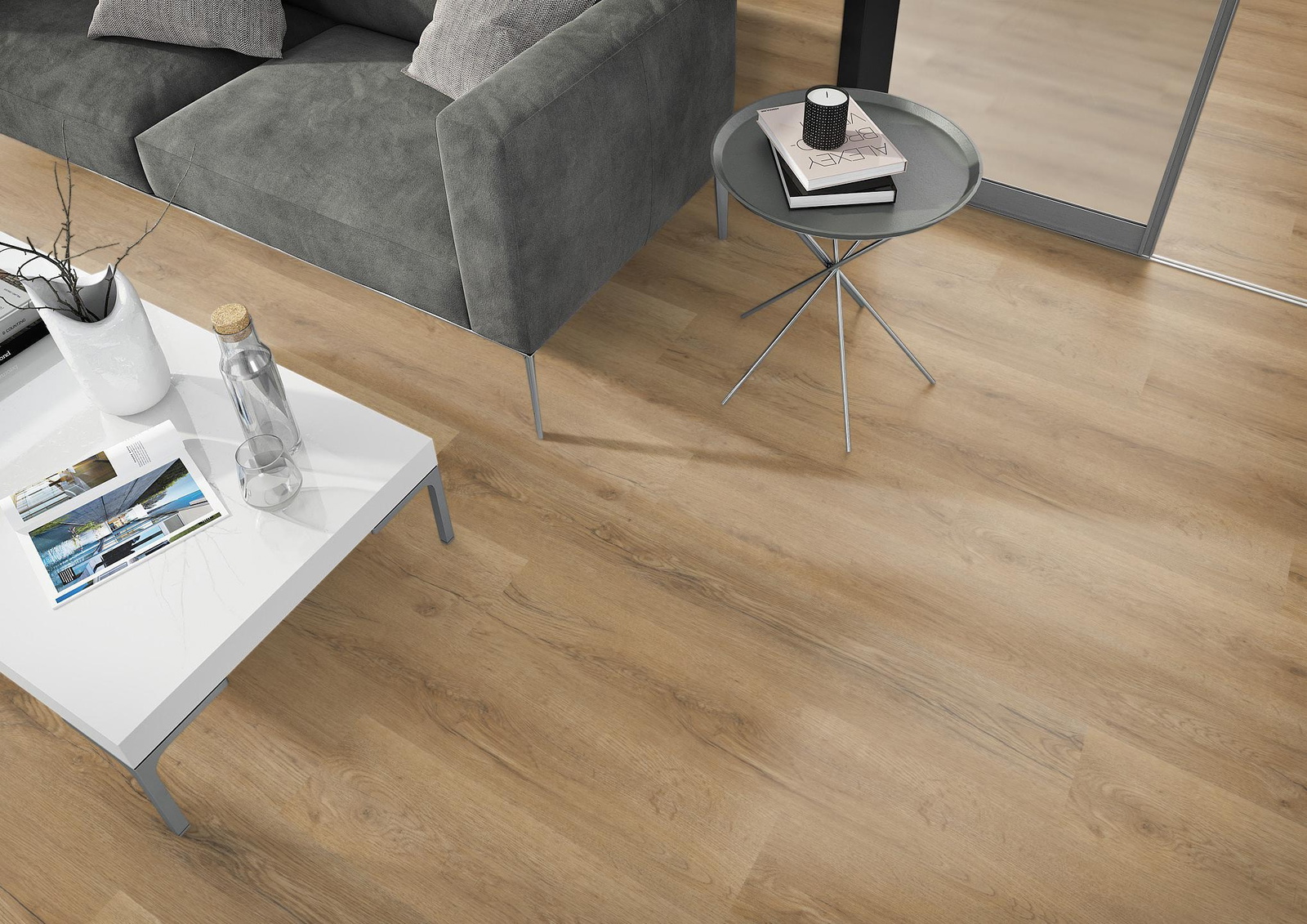 Milieubild Wohnzimmer - Sofa mit Beistelltisch und Glastür - nexflor NXF-70055-002
