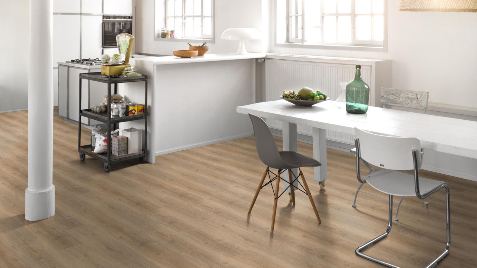 Milieubild Küche mit Essbereich - Parador Klebe-Vinyl Basic 2.0 Eiche Royal hell gekälkt Milieubild Küche mit Essbereich - Parador 1730780