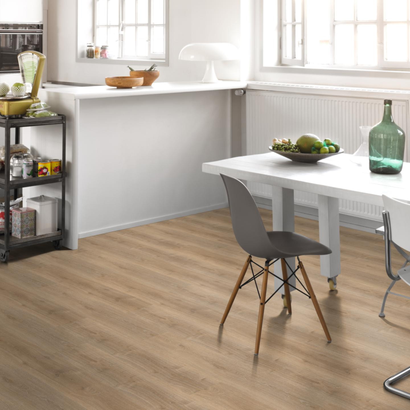 Milieubild Küche mit Essbereich - Parador Klebe-Vinyl Basic 2.0 Eiche Royal hell gekälkt Milieubild Küche mit Essbereich - Parador 1730780