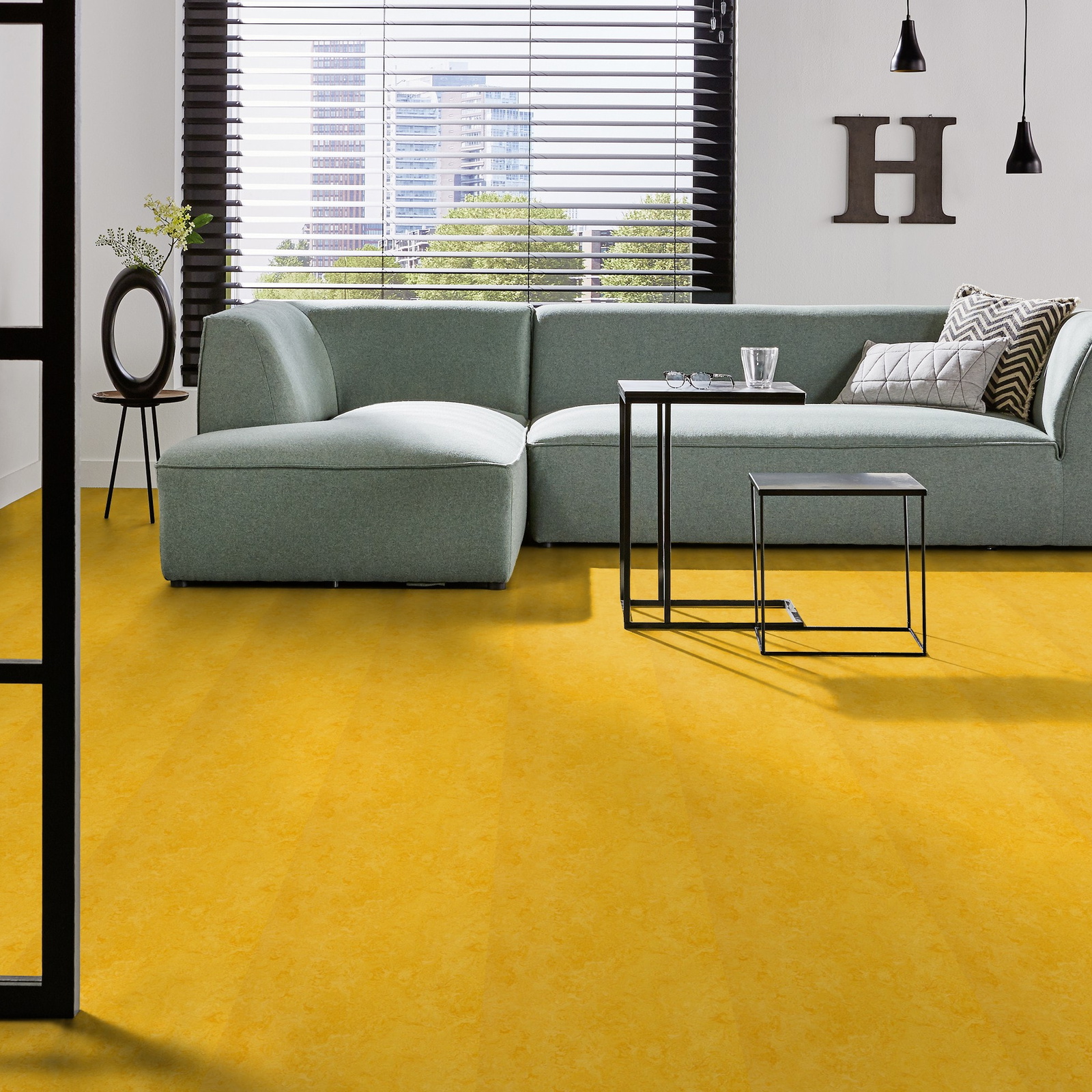 Milieubild Modernes Wohnzimmer mit mintgrünem Sofa - Forbo Flooring Marmoleum Click Lemon Zest Milieubild Modernes Wohnzimmer mit mintgrünem Sofa - Forbo Flooring 176486