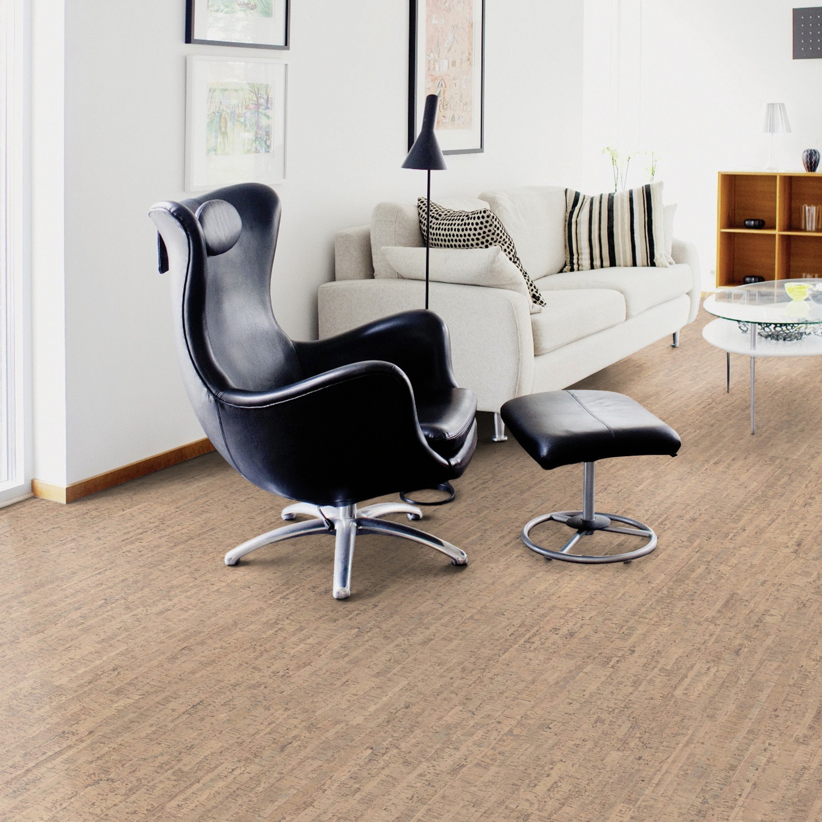 Milieubild Wohnzimmer mit Sessel und bodentiefem Fenster - Wicanders 80001636