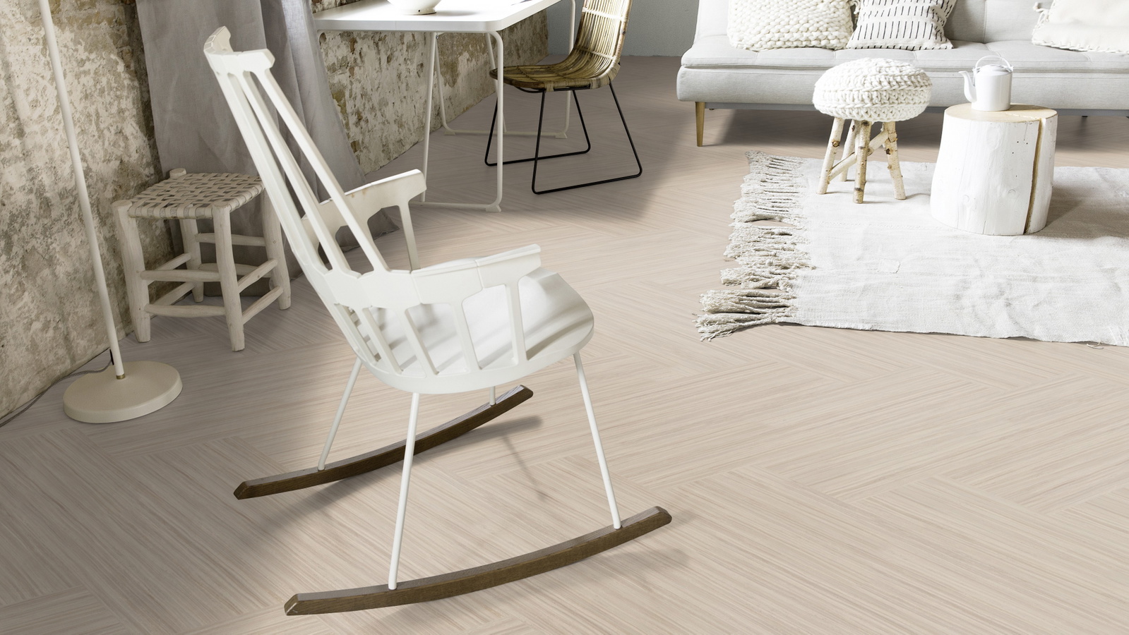 Milieubild Wohnzimmer mit Schaukelstuhl im skandinavischen Stil - Forbo Flooring Klebe-Bioboden Modular Lines Rocky Ice Milieubild Wohnzimmer mit Schaukelstuhl im skandinavischen Stil - Forbo Flooring 168299