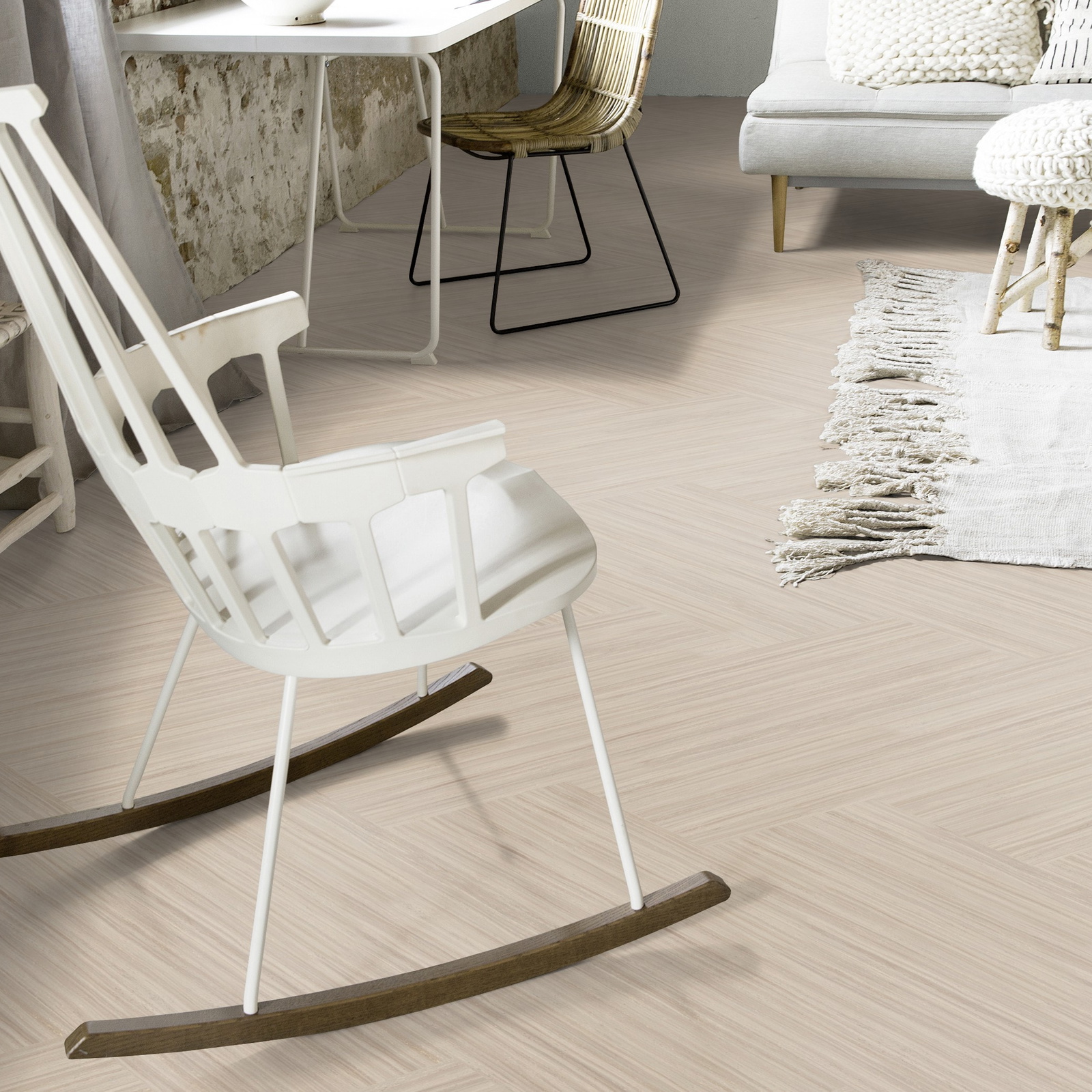 Milieubild Wohnzimmer mit Schaukelstuhl im skandinavischen Stil - Forbo Flooring Klebe-Bioboden Modular Lines Rocky Ice Milieubild Wohnzimmer mit Schaukelstuhl im skandinavischen Stil - Forbo Flooring 168299