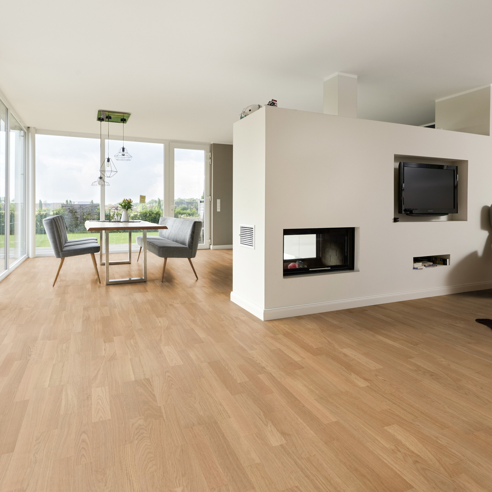 Milieubild Wohnzimmer mit Essbereich und Kamin - ter Hürne Parkett Tailored Collection Eiche Rhone Milieubild Wohnzimmer mit Essbereich und Kamin - ter Hürne 1101312497
