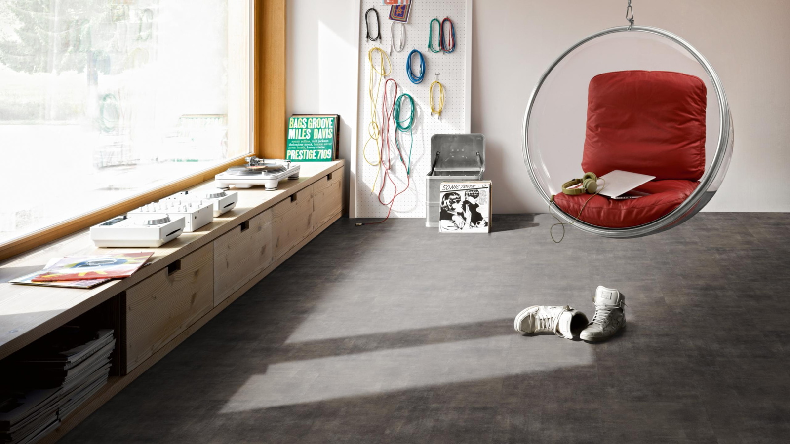 Milieubild Musikzimmer mit Plattenspieler - Parador Klebe-Vinyl Trendtime 5 Dryback Mineral black Milieubild Musikzimmer mit Plattenspieler - Parador 1750854