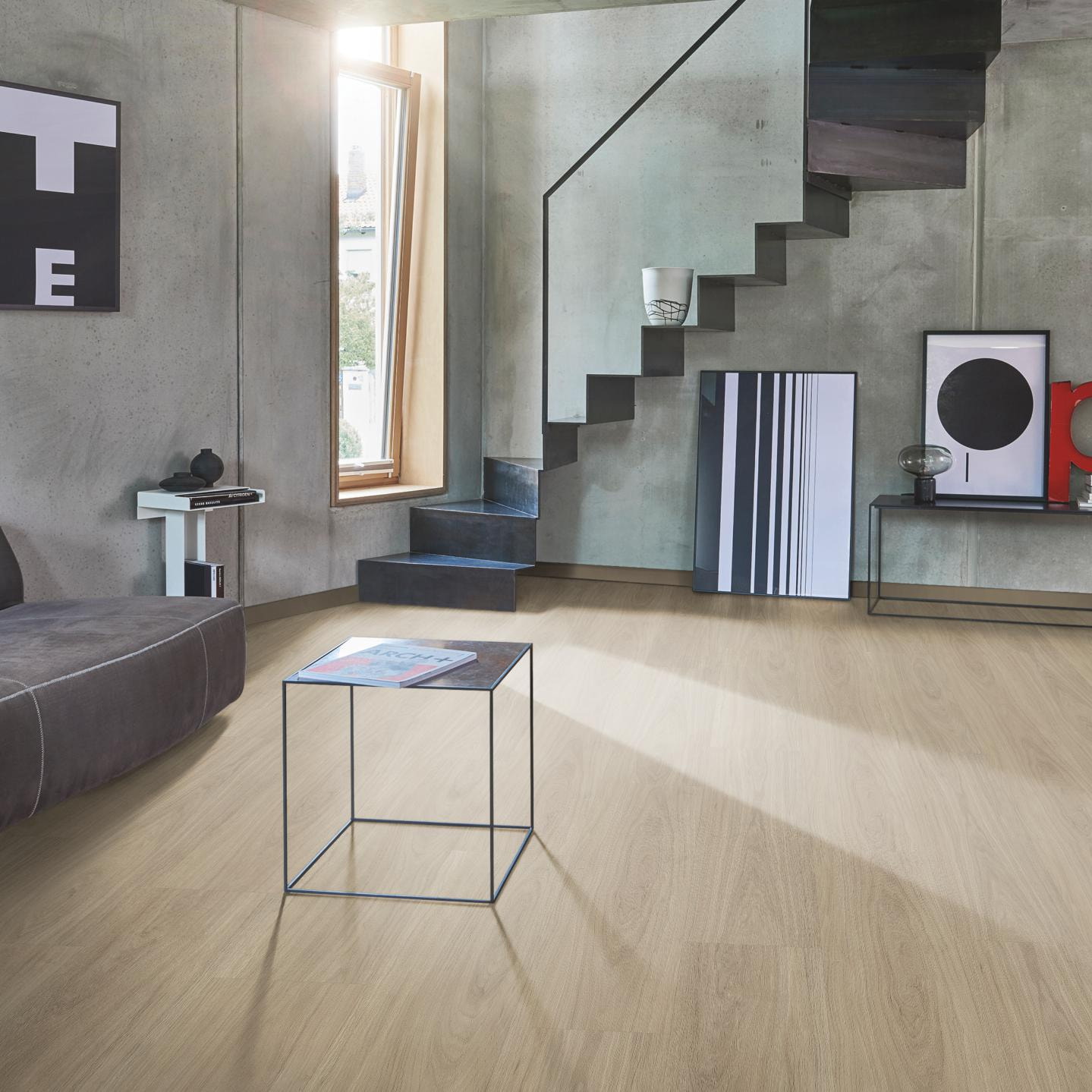 Milieubild Wohnzimmer im modernen Loft-Stil - Parador Klebe-Vinyl Classic 2025 Eiche Oxford geschliffen Milieubild Wohnzimmer im modernen Loft-Stil - Parador 1748867