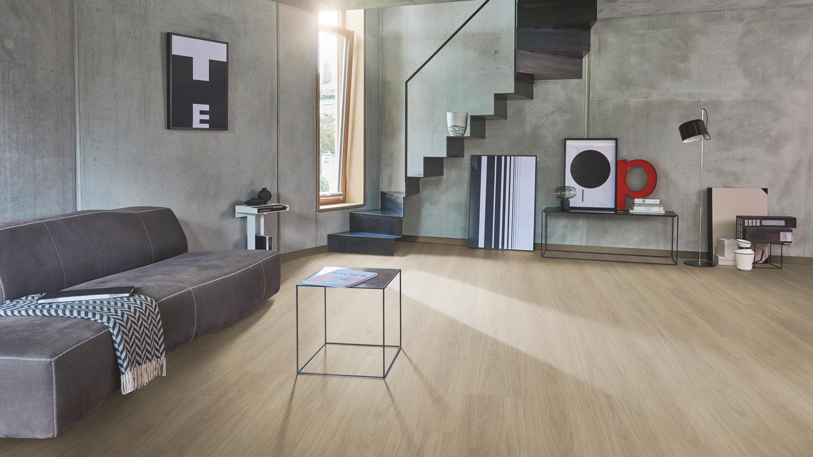 Milieubild Wohnzimmer im modernen Loft-Stil - Parador Klebe-Vinyl Classic 2025 Eiche Oxford geschliffen Milieubild Wohnzimmer im modernen Loft-Stil - Parador 1748867