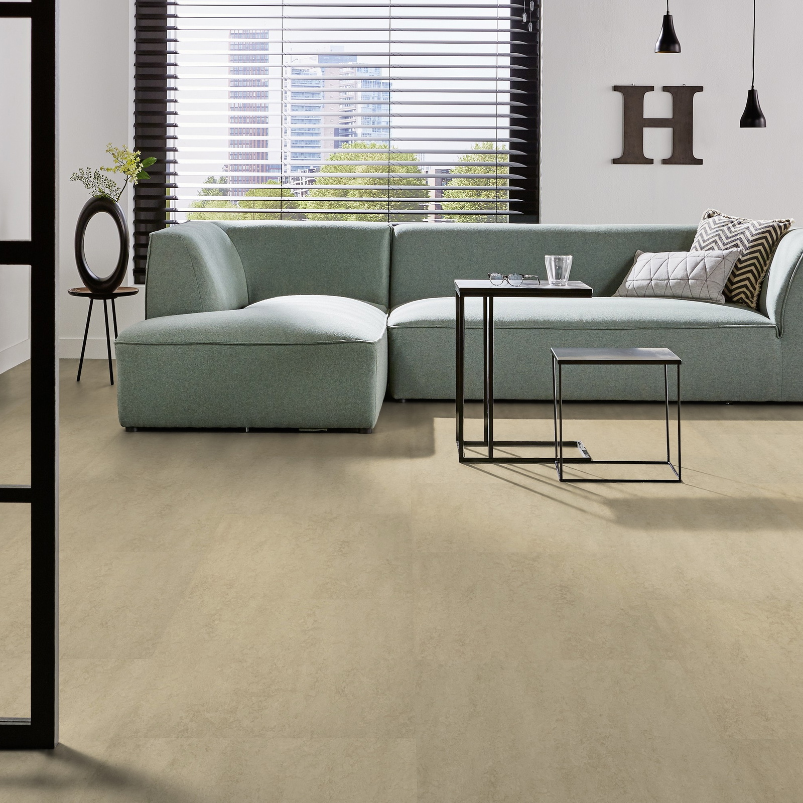 Milieubild Modernes Wohnzimmer mit mintgrünem Sofa - Forbo Flooring Marmoleum Modular Neutral Sandstone Milieubild Modernes Wohnzimmer mit mintgrünem Sofa - Forbo Flooring 255283