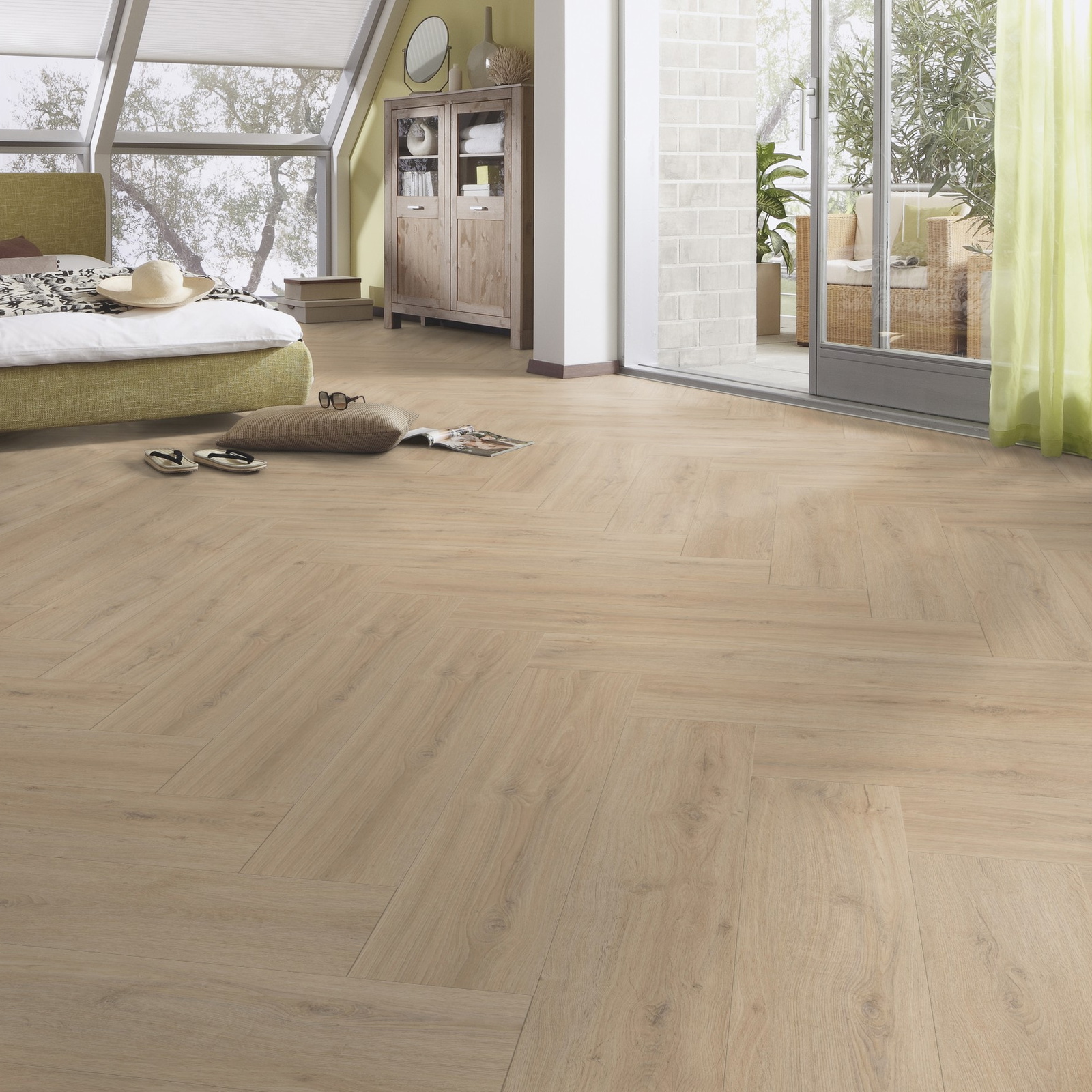 Milieubild Schlafzimmer im modernen Dachgeschoss - MEISTER Laminat LS 350 Felseneiche sand Milieubild Schlafzimmer im modernen Dachgeschoss - MEISTER 600001-0840168-07122