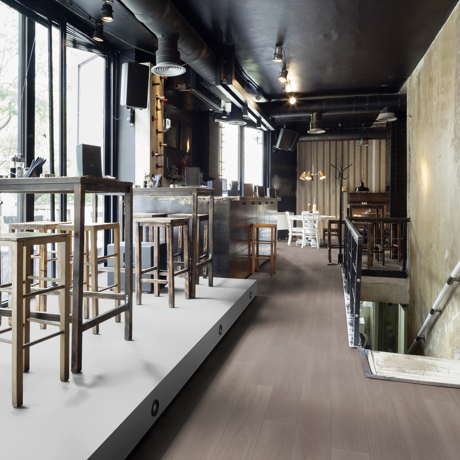 Milieubild Restaurant - Bar mit Tischen und Hockern - wineo HDF Klick-Bioboden PURLINE wineo 1000 wood XL Calm Oak Ash Milieubild Restaurant - Bar mit Tischen und Hockern - wineo MLP308R