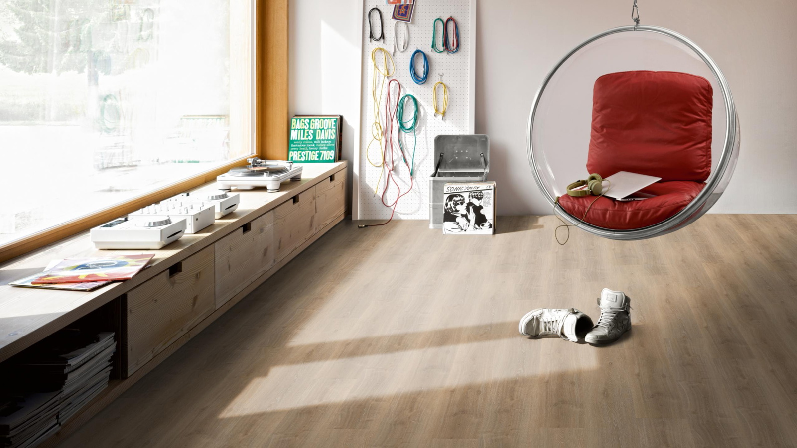 Milieubild Musikzimmer mit Plattenspieler - Parador Klebe-Vinyl Basic 2.0 Eiche Royal hell gekälkt Milieubild Musikzimmer mit Plattenspieler - Parador 1730780