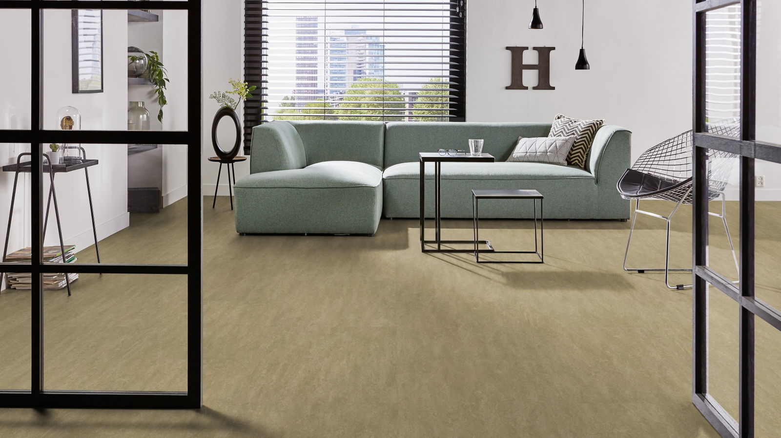 Milieubild Modernes Wohnzimmer mit mintgrünem Sofa - Forbo Flooring 255344