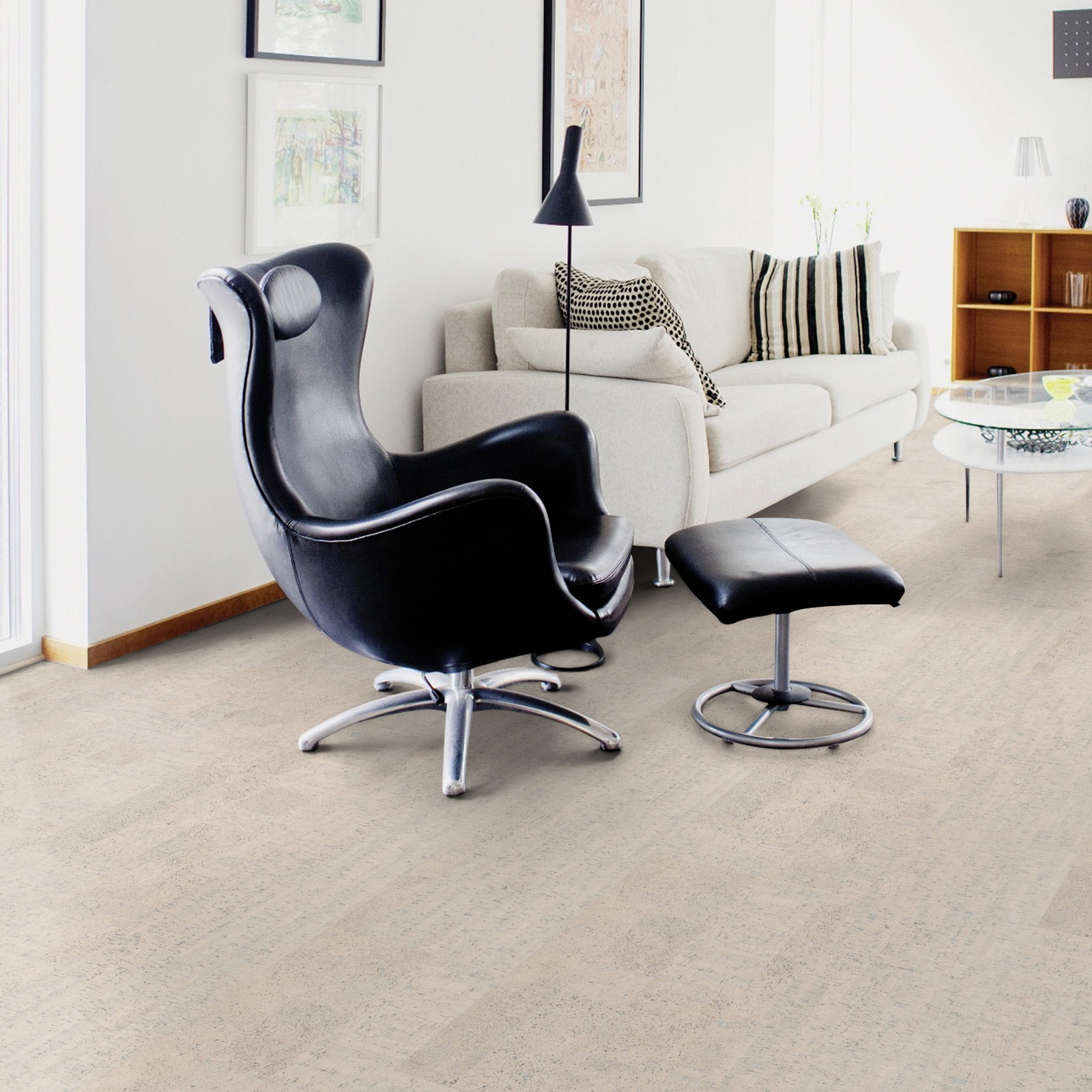 Milieubild Wohnzimmer mit Sessel und bodentiefem Fenster - Wicanders 80001244