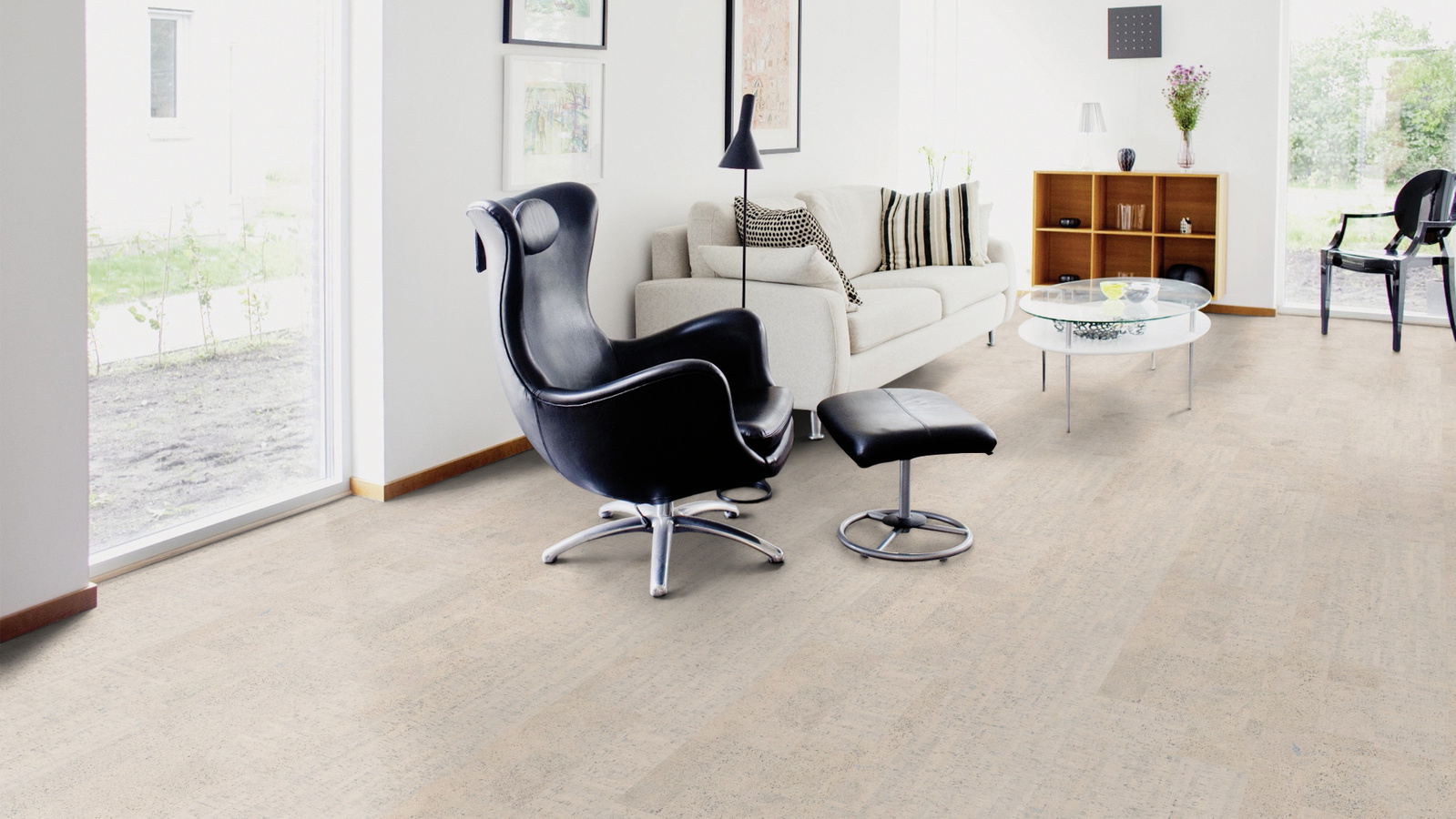 Milieubild Wohnzimmer mit Sessel und bodentiefem Fenster - Wicanders HDF Klick-Korkboden cork Essence Fashionable Glacier Milieubild Wohnzimmer mit Sessel und bodentiefem Fenster - Wicanders 80001244