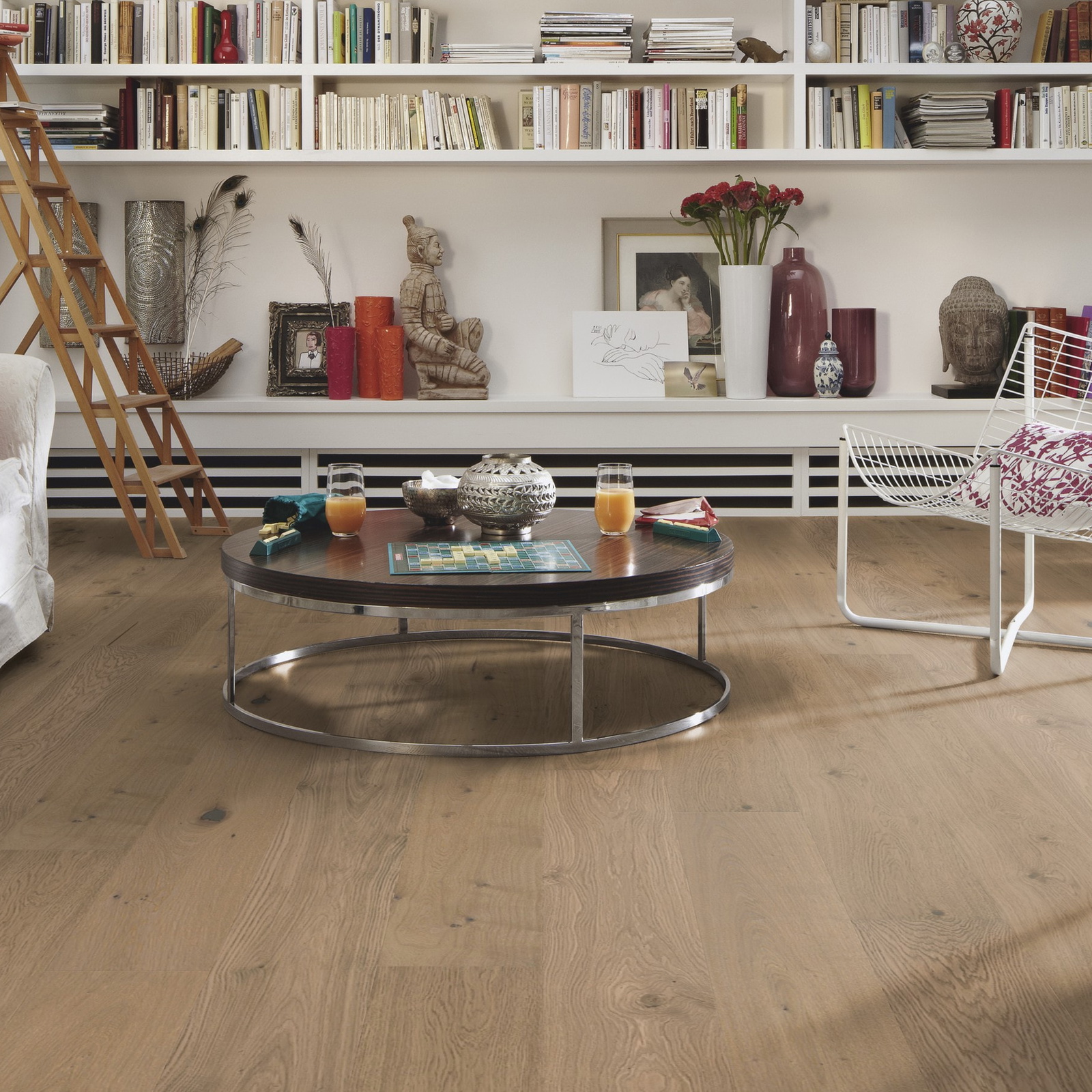 Milieubild Wohnzimmer mit großem Bücherregal - MEISTER Furnierboden HD 100 Natureflex Eiche auth greige pure Milieubild Wohnzimmer mit großem Bücherregal - MEISTER 500139-2200210-20018