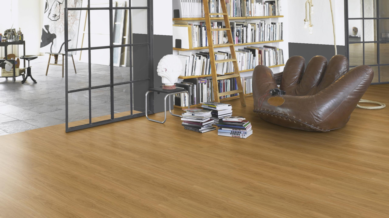 Milieubild Modernes Wohnzimmer mit Atelier - Parador Klebe-Vinyl Classic 2025 Eiche Oxford karamellbraun Milieubild Modernes Wohnzimmer mit Atelier - Parador 1748869