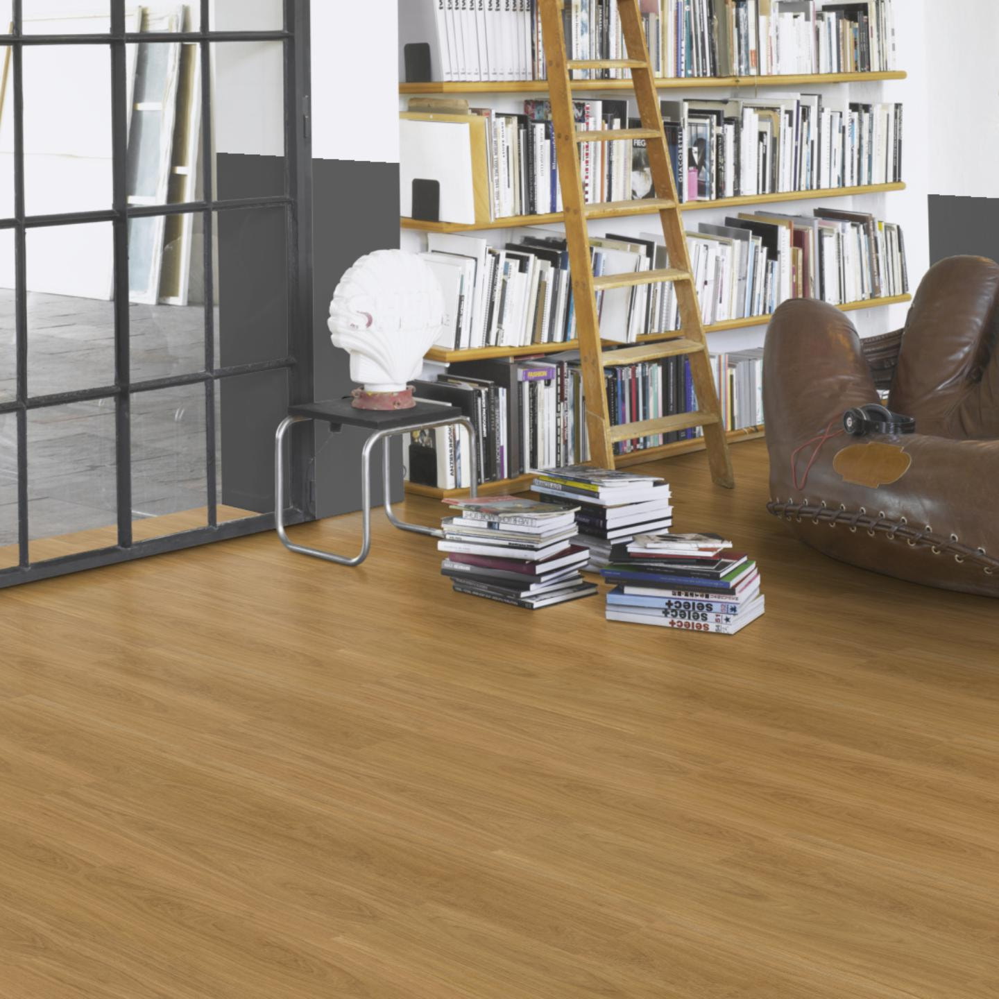 Milieubild Modernes Wohnzimmer mit Atelier - Parador Klebe-Vinyl Classic 2025 Eiche Oxford karamellbraun Milieubild Modernes Wohnzimmer mit Atelier - Parador 1748869