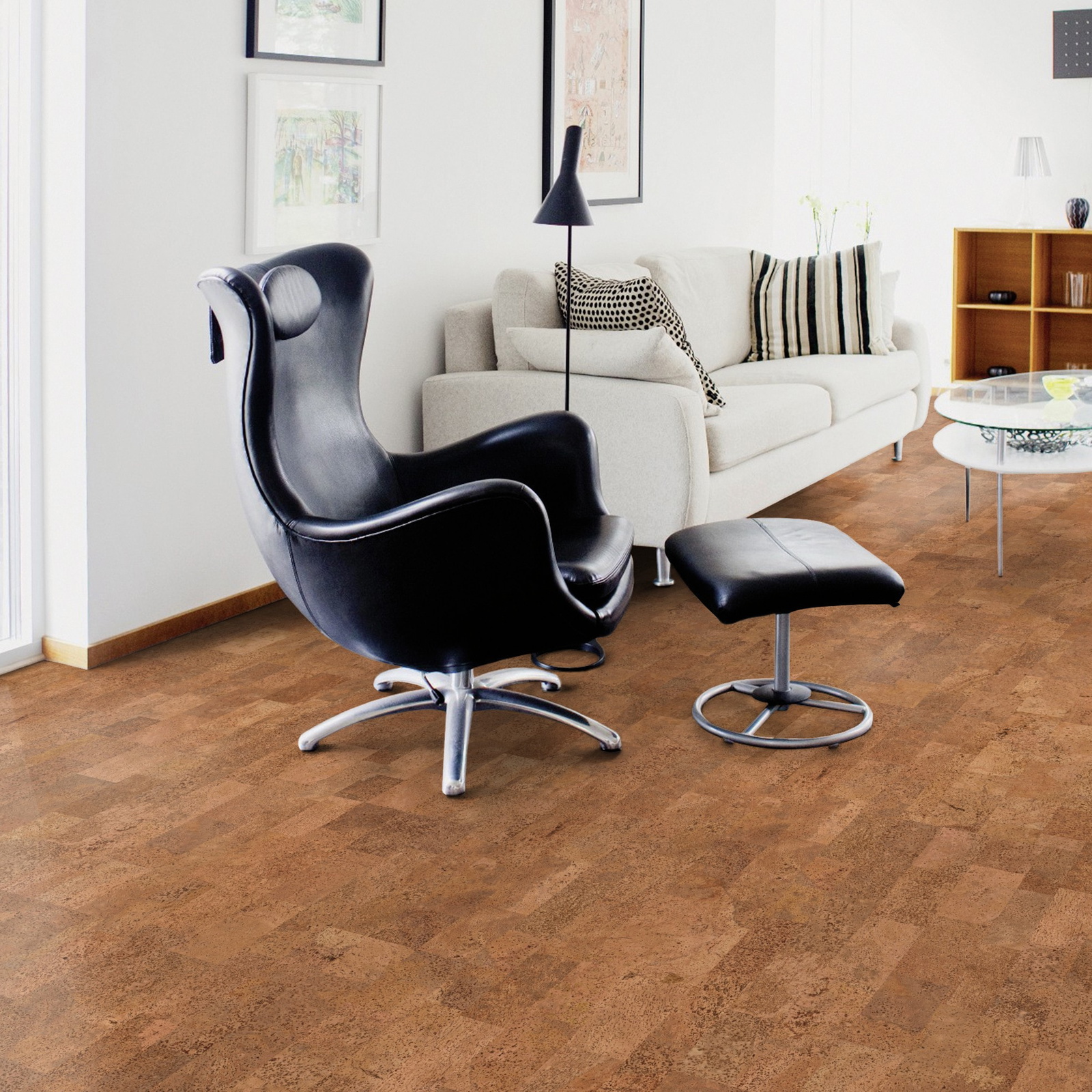 Milieubild Wohnzimmer mit Sessel und bodentiefem Fenster - Wicanders HDF Klick-Korkboden cork Go Desire Milieubild Wohnzimmer mit Sessel und bodentiefem Fenster - Wicanders 80001633