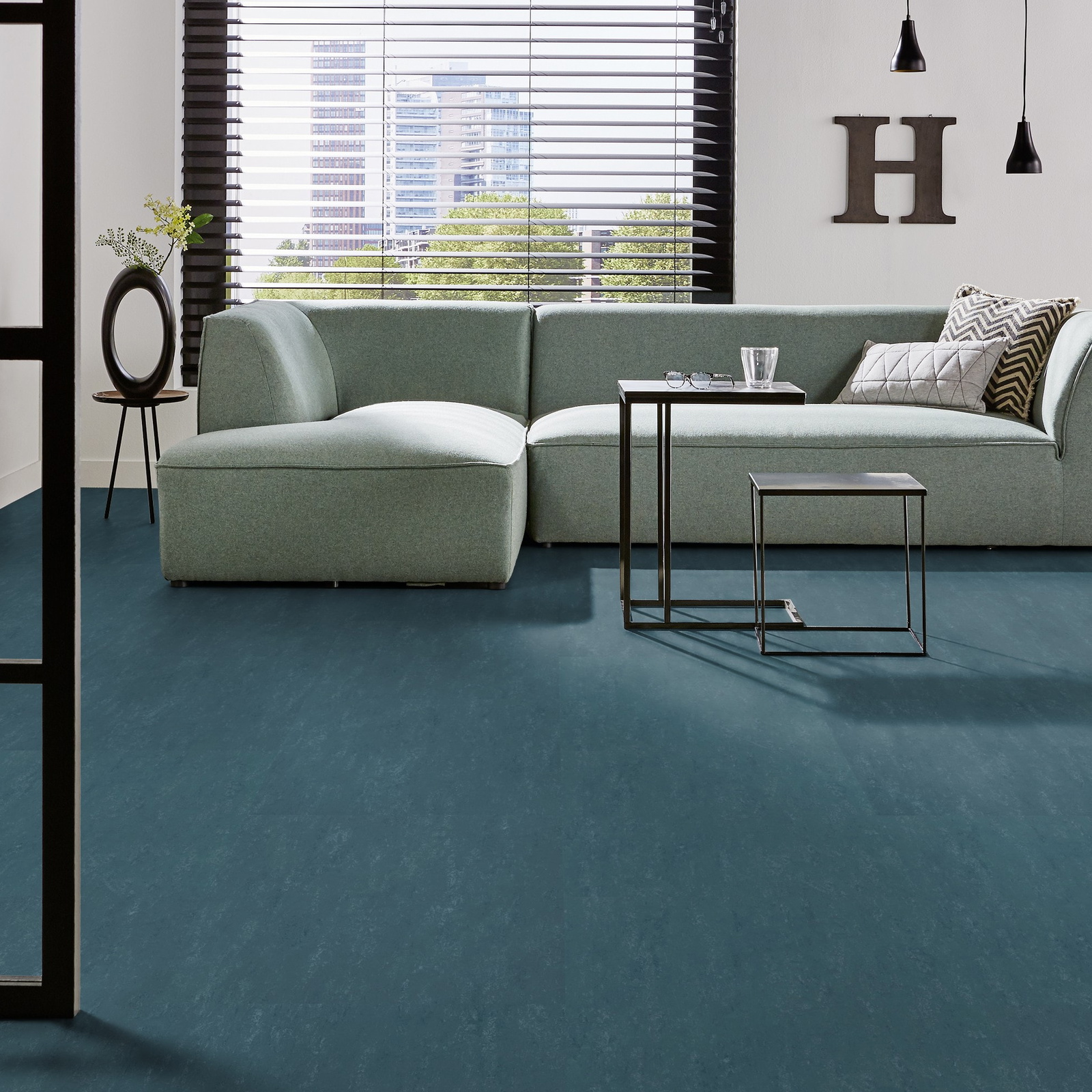 Milieubild Modernes Wohnzimmer mit mintgrünem Sofa - Forbo Flooring 255282