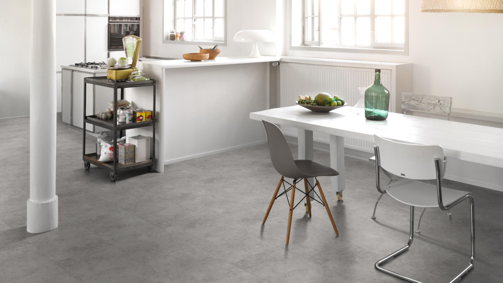 Milieubild Küche mit Essbereich - Parador Klebe-Vinyl Trendtime 5 Dryback Beton grau Milieubild Küche mit Essbereich - Parador 1750853
