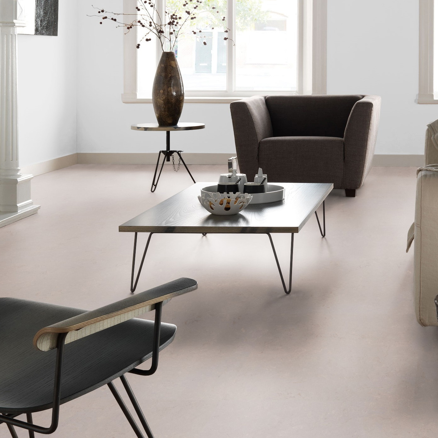 Milieubild Altbau-Wohnzimmer mit Kamin - Forbo Flooring Klebe-Bioboden Modular Shade Neptune Milieubild Altbau-Wohnzimmer mit Kamin - Forbo Flooring 156299