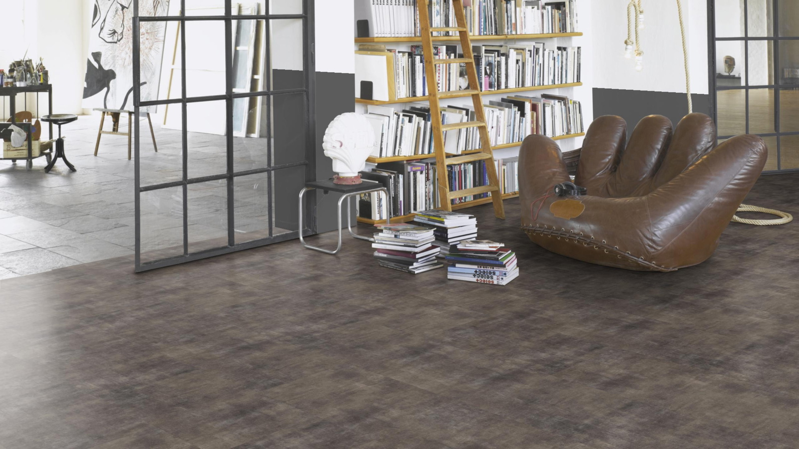 Milieubild Modernes Wohnzimmer mit Atelier - Parador Klebe-Vinyl Trendtime 5 Dryback Mineral black Milieubild Modernes Wohnzimmer mit Atelier - Parador 1750854