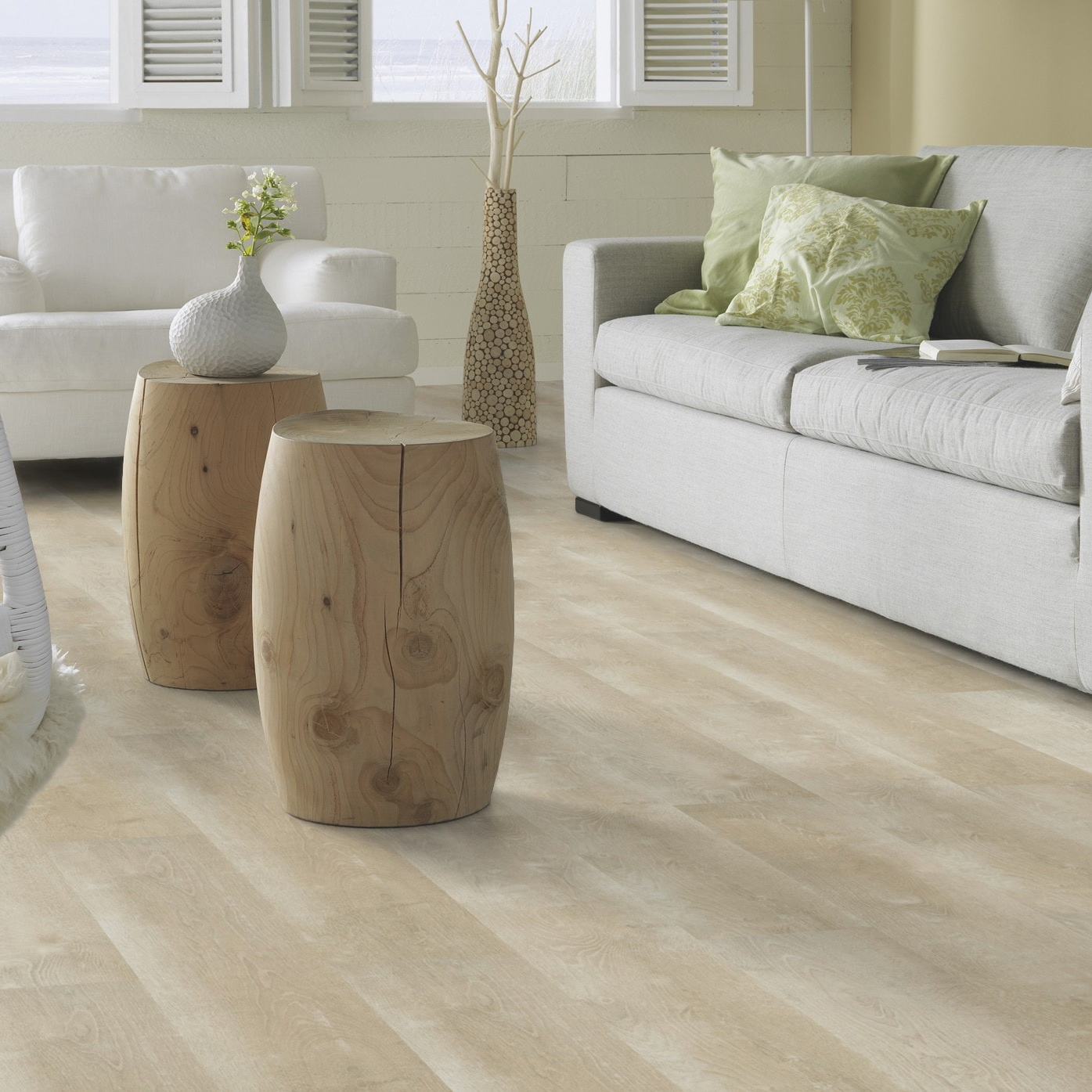 Milieubild Modernes, freundliches Wohnzimmer mit Sofa - Forbo Flooring Klebe-Vinyl Enduro Dryback Wood Natural White Oak Milieubild Modernes, freundliches Wohnzimmer mit Sofa - Forbo Flooring 217630