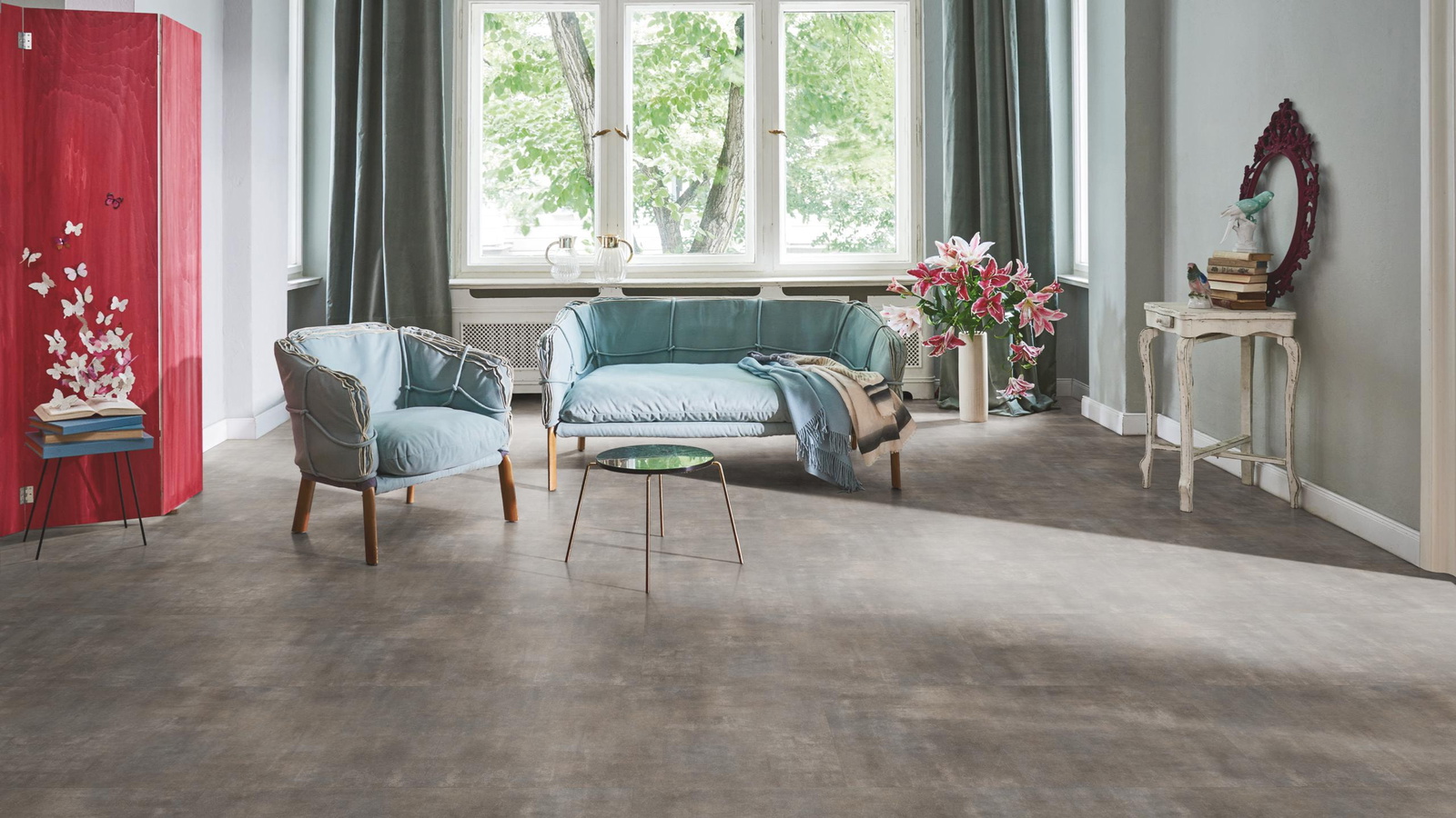 Milieubild Wohnzimmer in Stadtwohnung - Parador Klebe-Vinyl Trendtime 5 Dryback Mineral grey Milieubild Wohnzimmer in Stadtwohnung - Parador 1750855