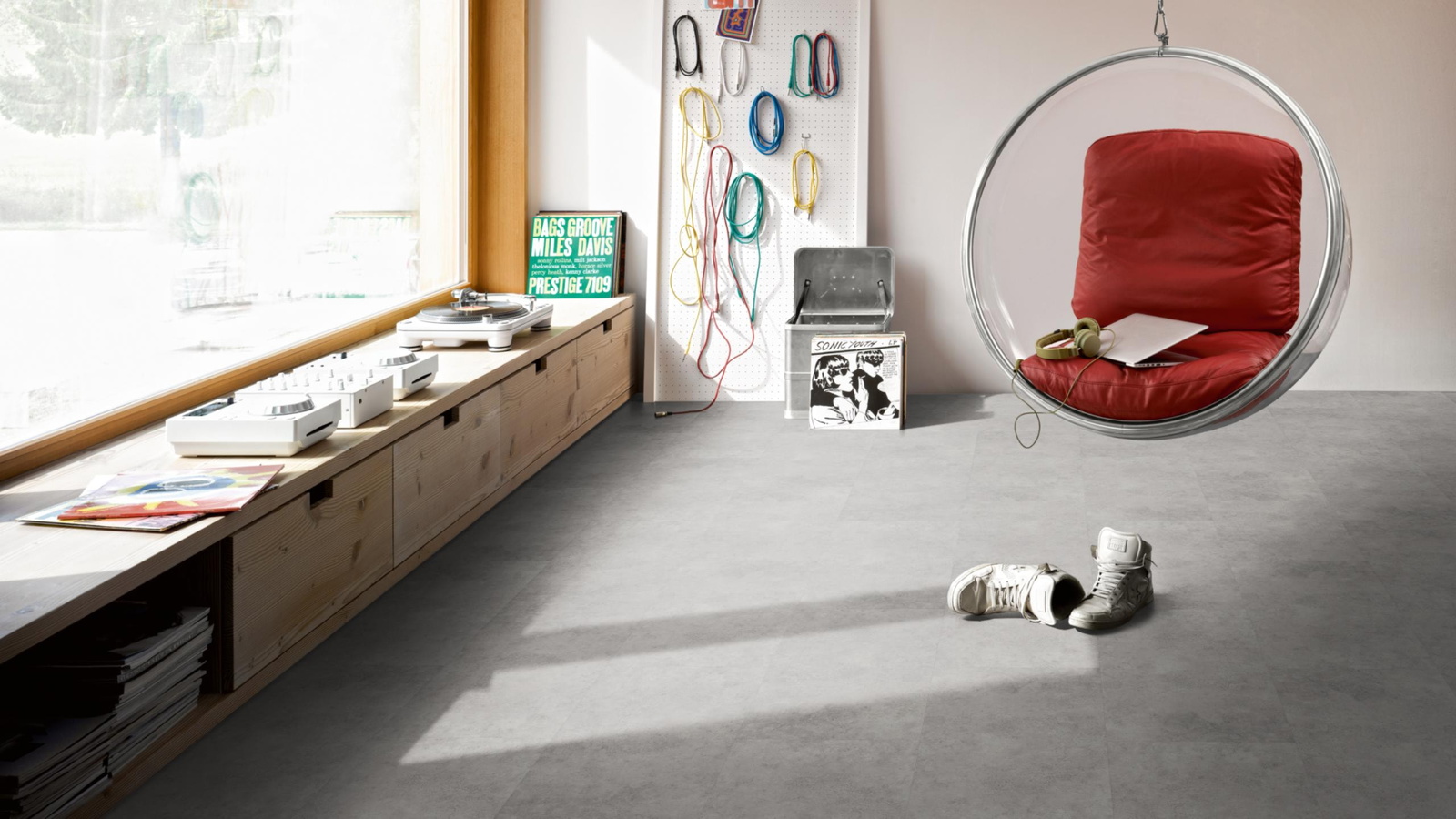 Milieubild Musikzimmer mit Plattenspieler - Parador Klebe-Vinyl Trendtime 5 Dryback Beton grau Milieubild Musikzimmer mit Plattenspieler - Parador 1750853