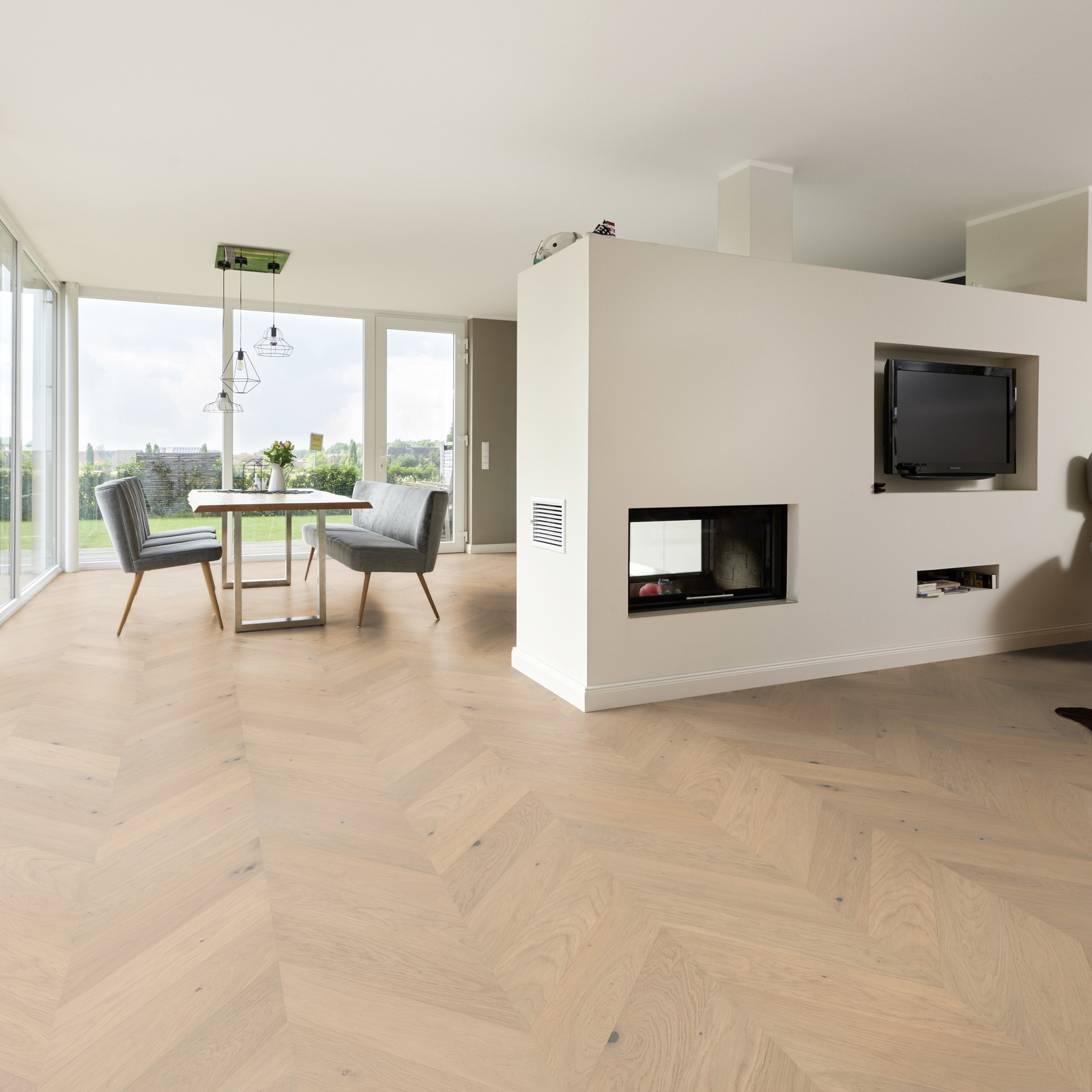 Milieubild Wohnzimmer mit Essbereich und Kamin - ter Hürne Parkett Estate Collection OLIO Eiche Het Zand Milieubild Wohnzimmer mit Essbereich und Kamin - ter Hürne 1101312675