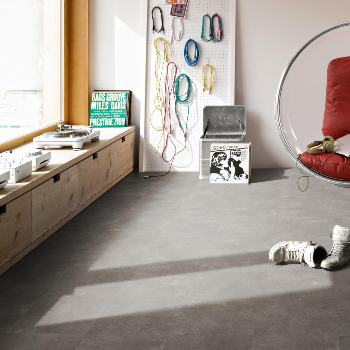 Milieubild Musikzimmer mit Plattenspieler - Parador Klebe-Vinyl Trendtime 5 Dryback Stein Trafalgar dunkelgrau Milieubild Musikzimmer mit Plattenspieler - Parador 1750860