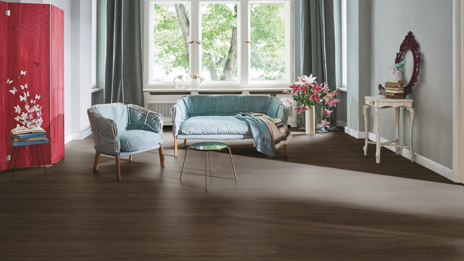 Milieubild Wohnzimmer in Stadtwohnung - Parador Klebe-Vinyl Classic 2025 Eiche Oxford dunkelbraun Milieubild Wohnzimmer in Stadtwohnung - Parador 1748868