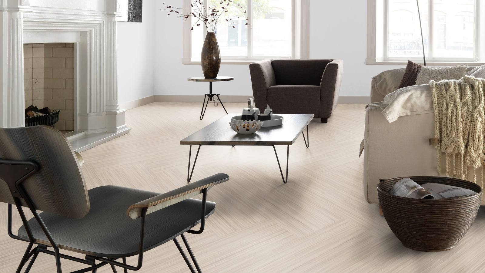 Milieubild Altbau-Wohnzimmer mit Kamin - Forbo Flooring Klebe-Bioboden Modular Lines Rocky Ice Milieubild Altbau-Wohnzimmer mit Kamin - Forbo Flooring 168299