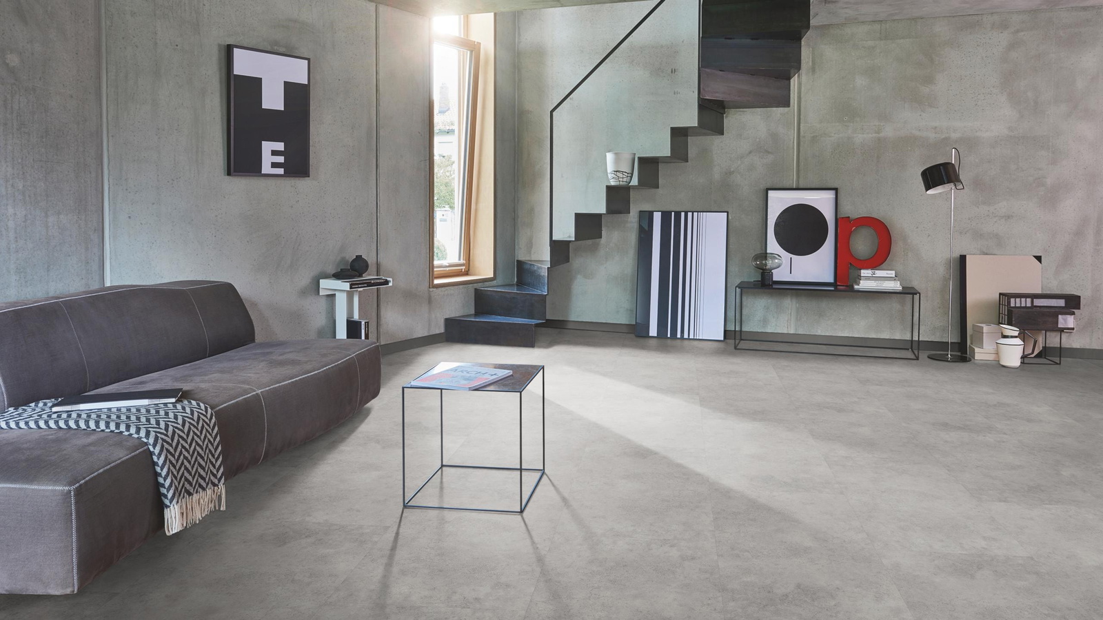 Milieubild Wohnzimmer im modernen Loft-Stil - Parador Klebe-Vinyl Trendtime 5 Dryback Beton grau Milieubild Wohnzimmer im modernen Loft-Stil - Parador 1750853