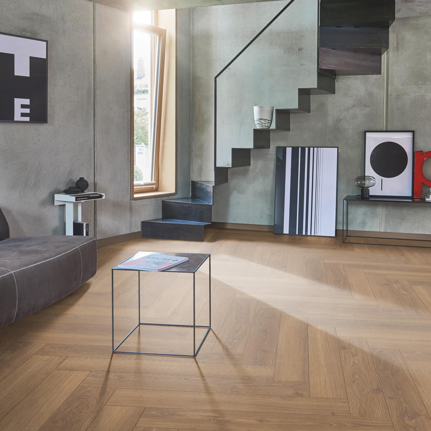 Milieubild Wohnzimmer im modernen Loft-Stil - Parador Laminat Trendtime 3 Eiche Studioline honig Milieubild Wohnzimmer im modernen Loft-Stil - Parador 1747864