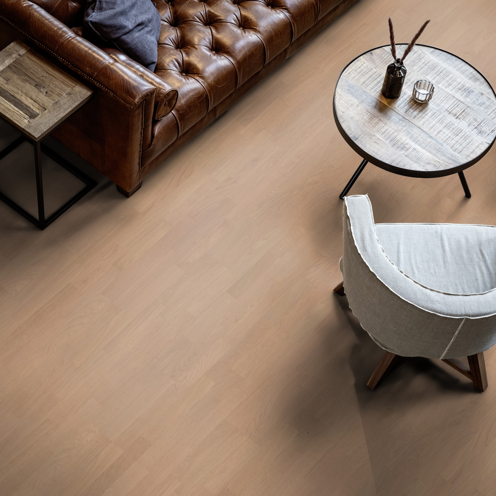 Milieubild Wohnzimmer mit Ledersofa - Blick von oben - ter Hürne Parkett Tailored Collection Eiche Graves Milieubild Wohnzimmer mit Ledersofa - Blick von oben - ter Hürne 1101312491