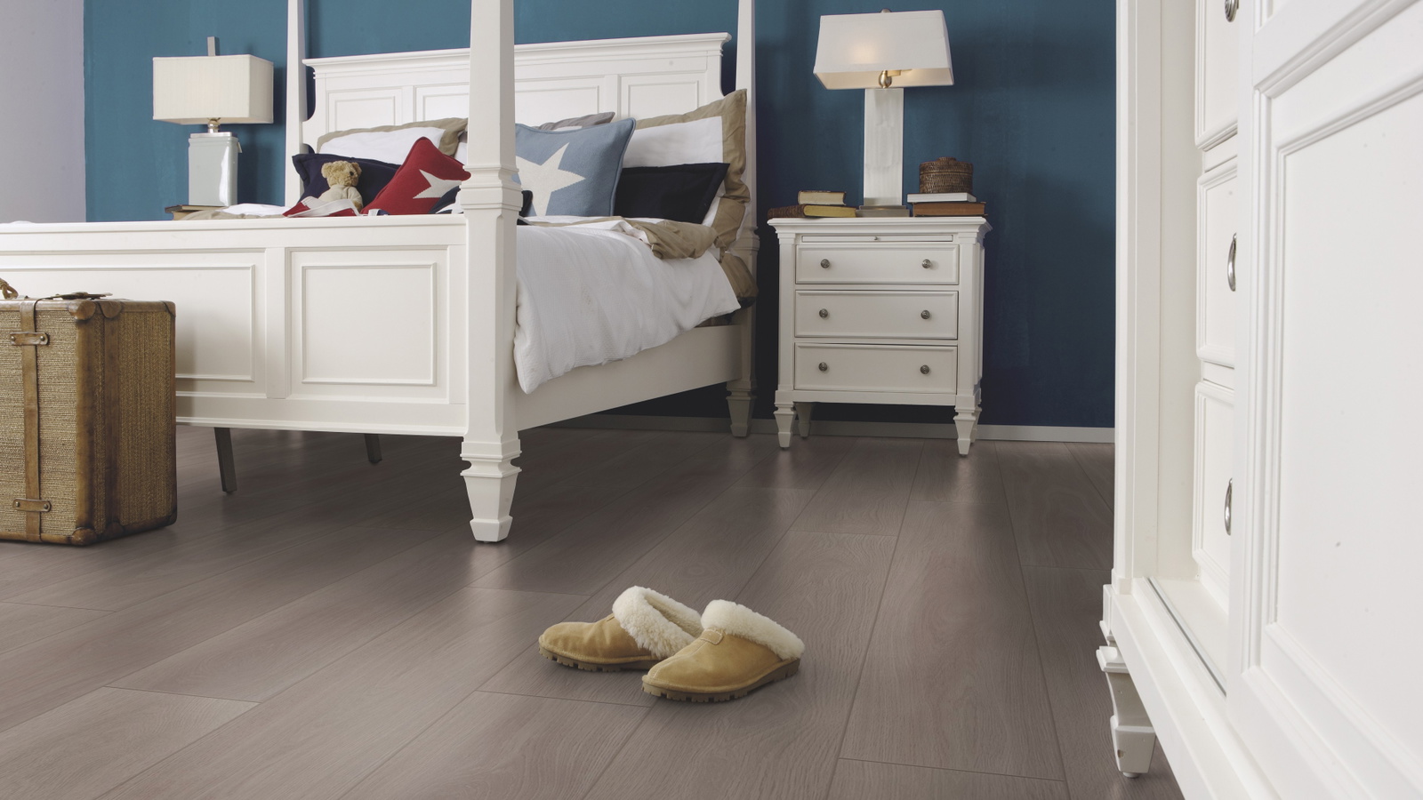 Milieubild Schlafzimmer im Landhaus-Stil - wineo HDF Klick-Bioboden PURLINE wineo 1000 wood XL Calm Oak Ash Milieubild Schlafzimmer im Landhaus-Stil - wineo MLP308R