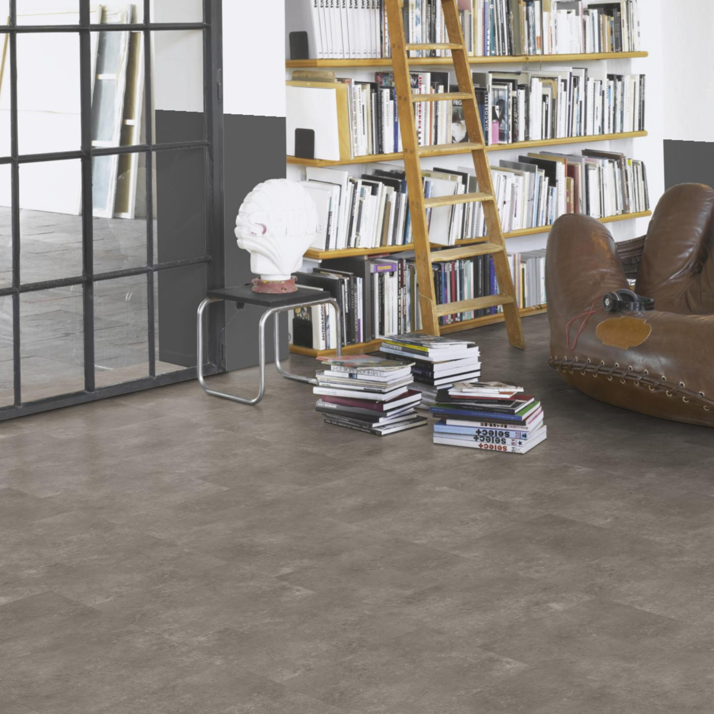 Milieubild Modernes Wohnzimmer mit Atelier - Parador Klebe-Vinyl Trendtime 5 Dryback Stein Trafalgar dunkelgrau Milieubild Modernes Wohnzimmer mit Atelier - Parador 1750860