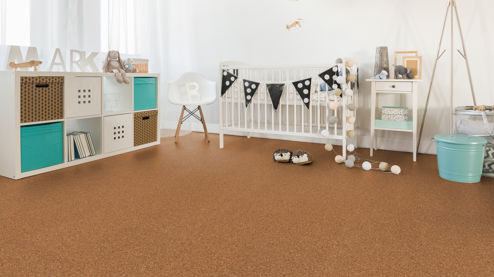 Milieubild Kinderzimmer mit weißer Krippe - Wicanders HDF Klick-Korkboden cork Essence Originals Natural Milieubild Kinderzimmer mit weißer Krippe - Wicanders 80002234