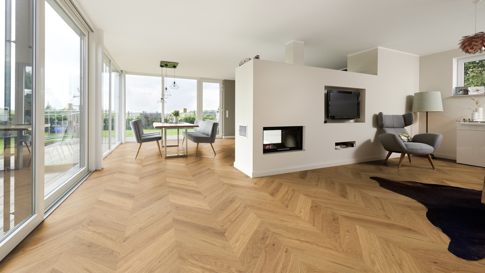 Milieubild Wohnzimmer mit Essbereich und Kamin - ter Hürne Parkett Estate Collection EVO Eiche Jambes Milieubild Wohnzimmer mit Essbereich und Kamin - ter Hürne 1101312681