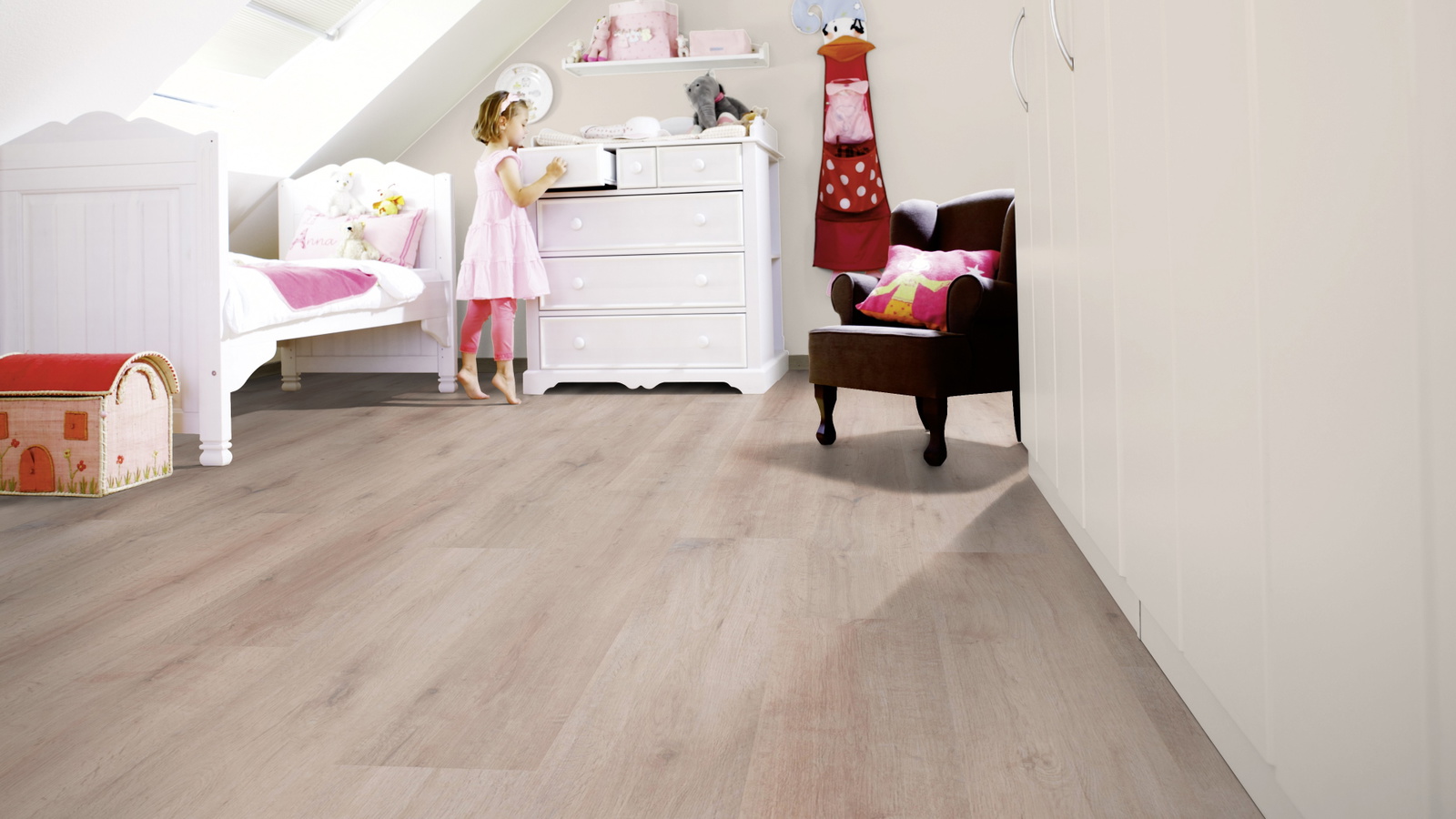 Milieubild Kinderzimmer mit weißer Kommode - wineo MLP313R