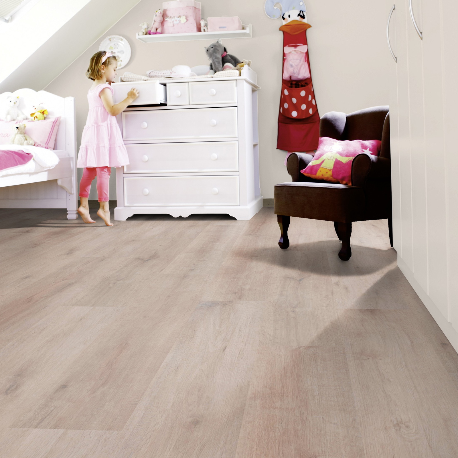 Milieubild Kinderzimmer mit weißer Kommode - wineo MLP313R