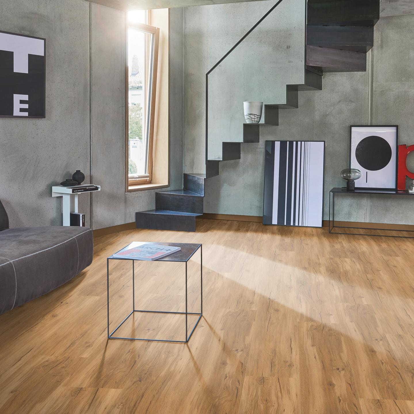Milieubild Wohnzimmer im modernen Loft-Stil - Parador Klebe-Vinyl Basic 2.0 Eiche Memory natur Milieubild Wohnzimmer im modernen Loft-Stil - Parador 1730796