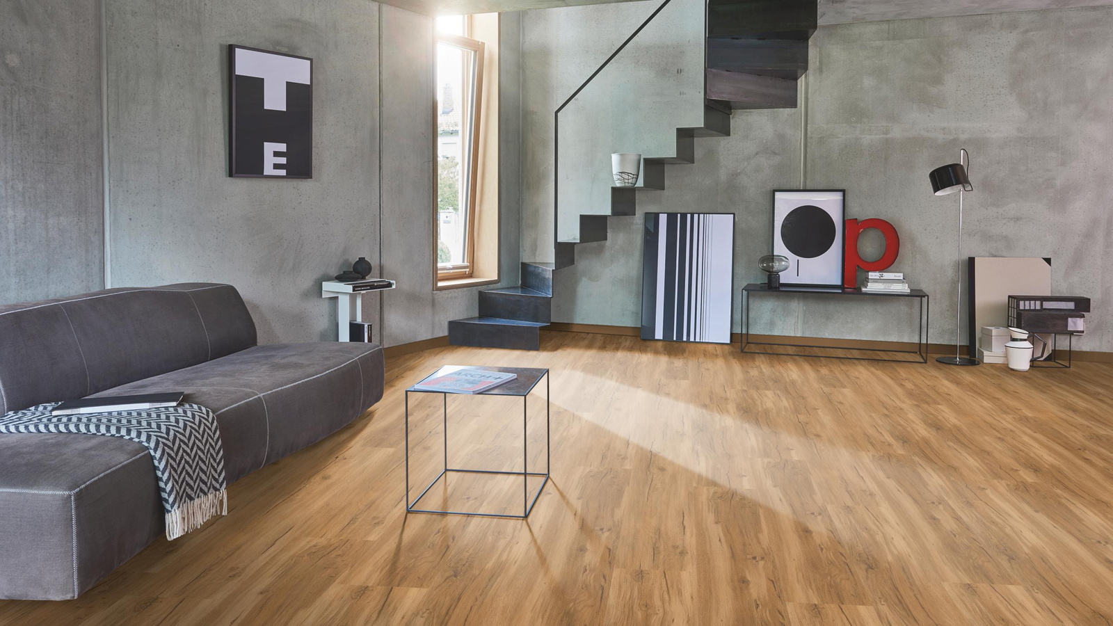 Milieubild Wohnzimmer im modernen Loft-Stil - Parador Klebe-Vinyl Basic 2.0 Eiche Memory natur Milieubild Wohnzimmer im modernen Loft-Stil - Parador 1730796