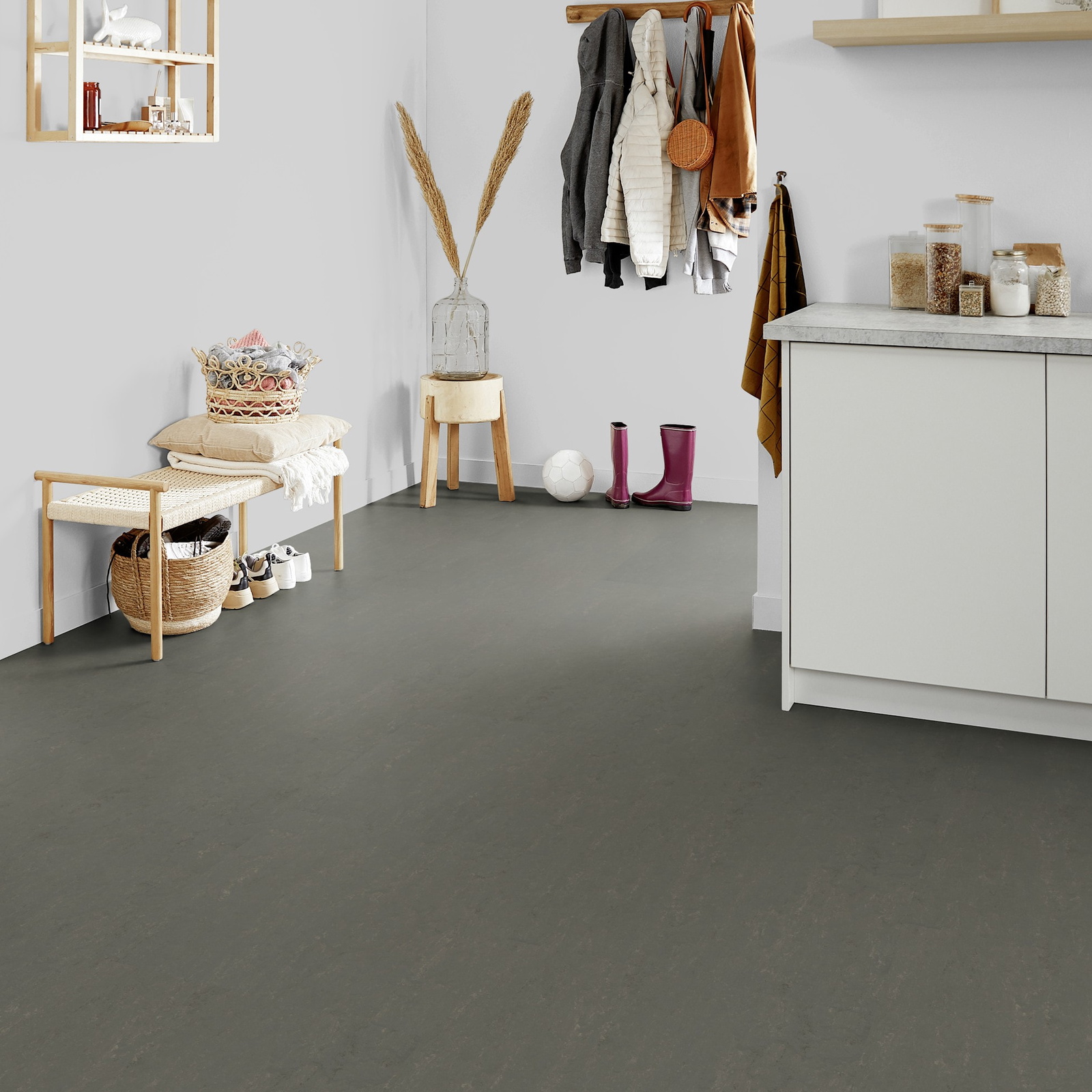 Milieubild Kompakte Küchenzeile im offenen Wohnbereich - Forbo Flooring Marmoleum Modular Neutral Meteorite Milieubild Kompakte Küchenzeile im offenen Wohnbereich - Forbo Flooring 255287