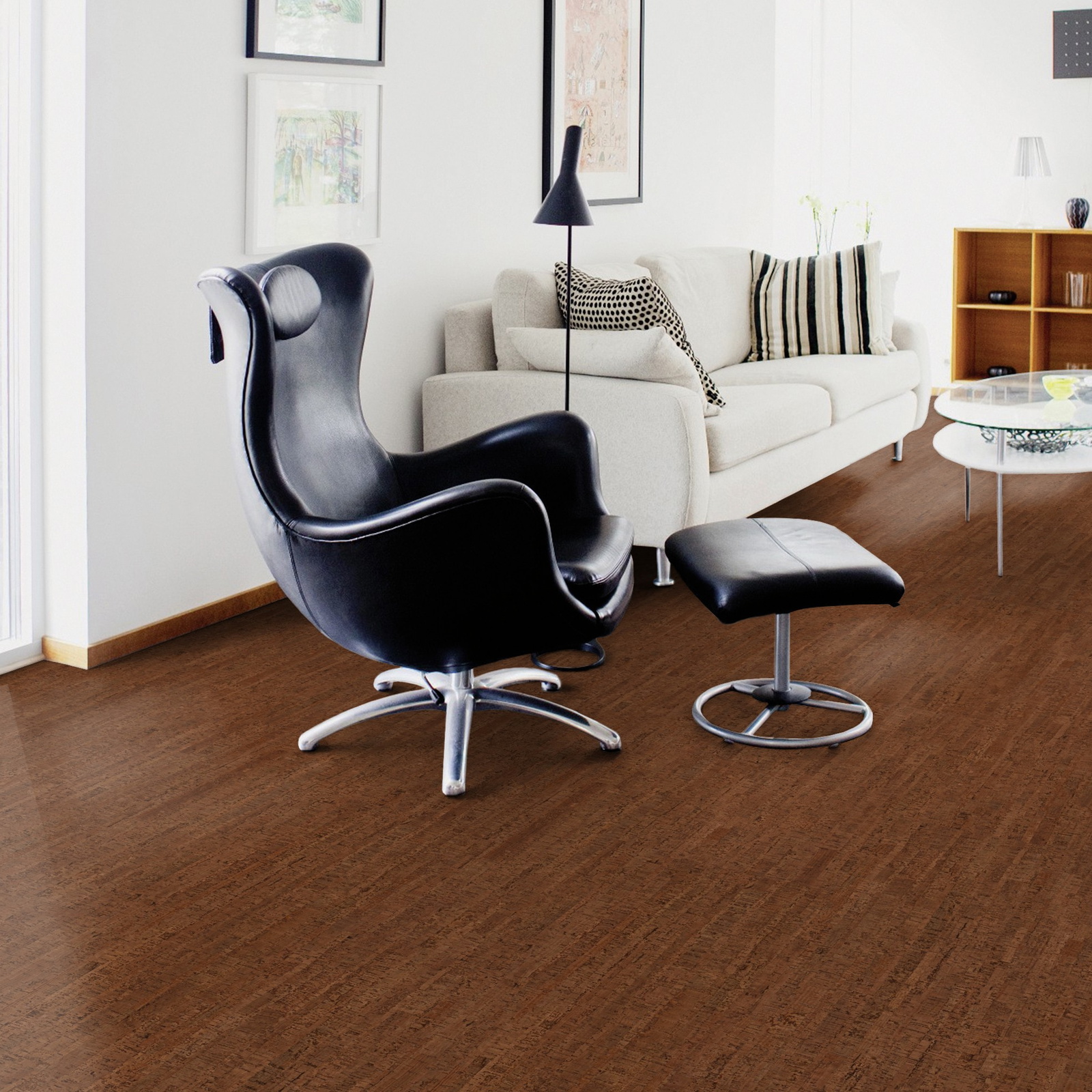 Milieubild Wohnzimmer mit Sessel und bodentiefem Fenster - Wicanders HDF Klick-Korkboden cork Go Allure Milieubild Wohnzimmer mit Sessel und bodentiefem Fenster - Wicanders 80001638